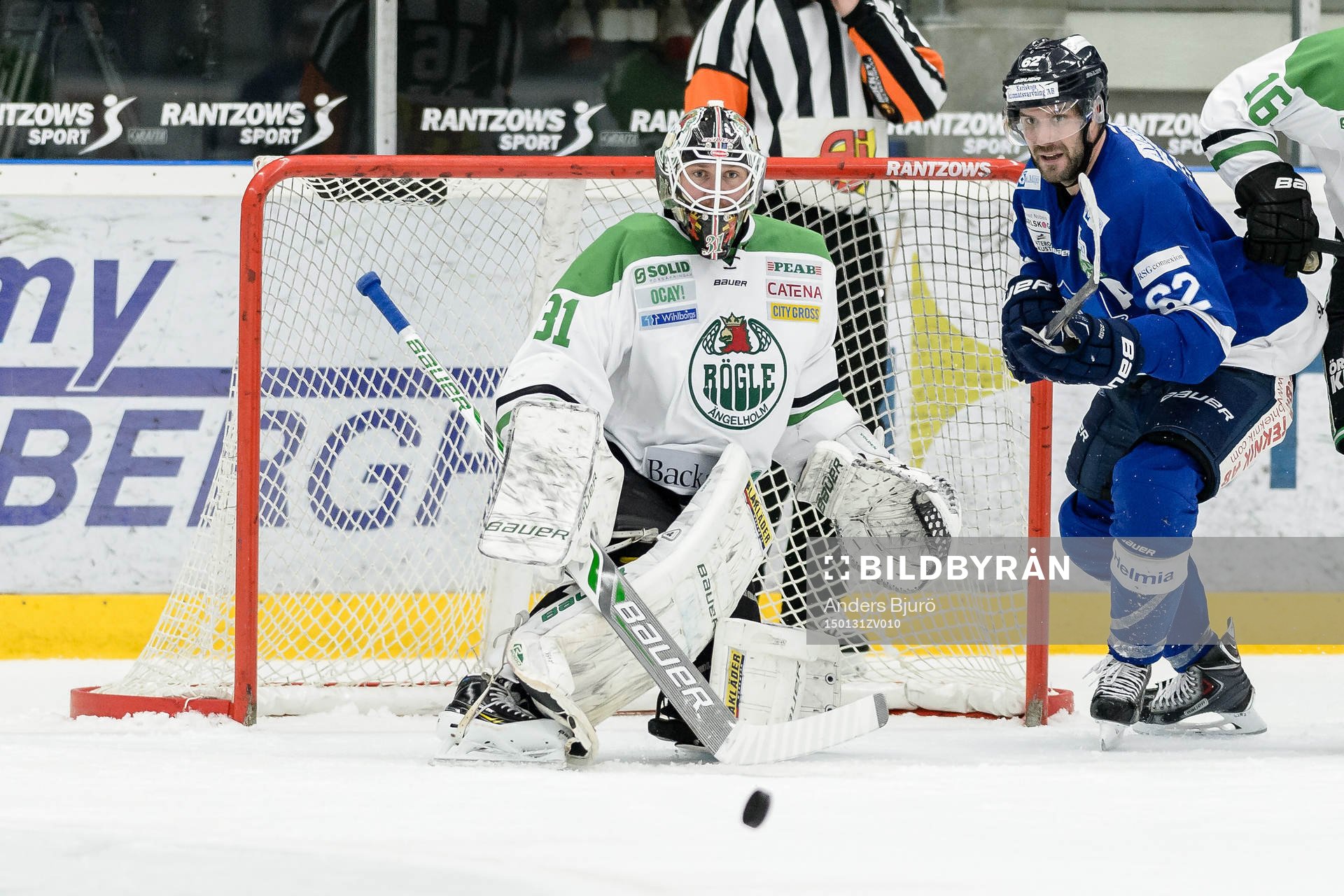 Rögles målvakt Lars Volden och Karlskogas Daniel Wessner