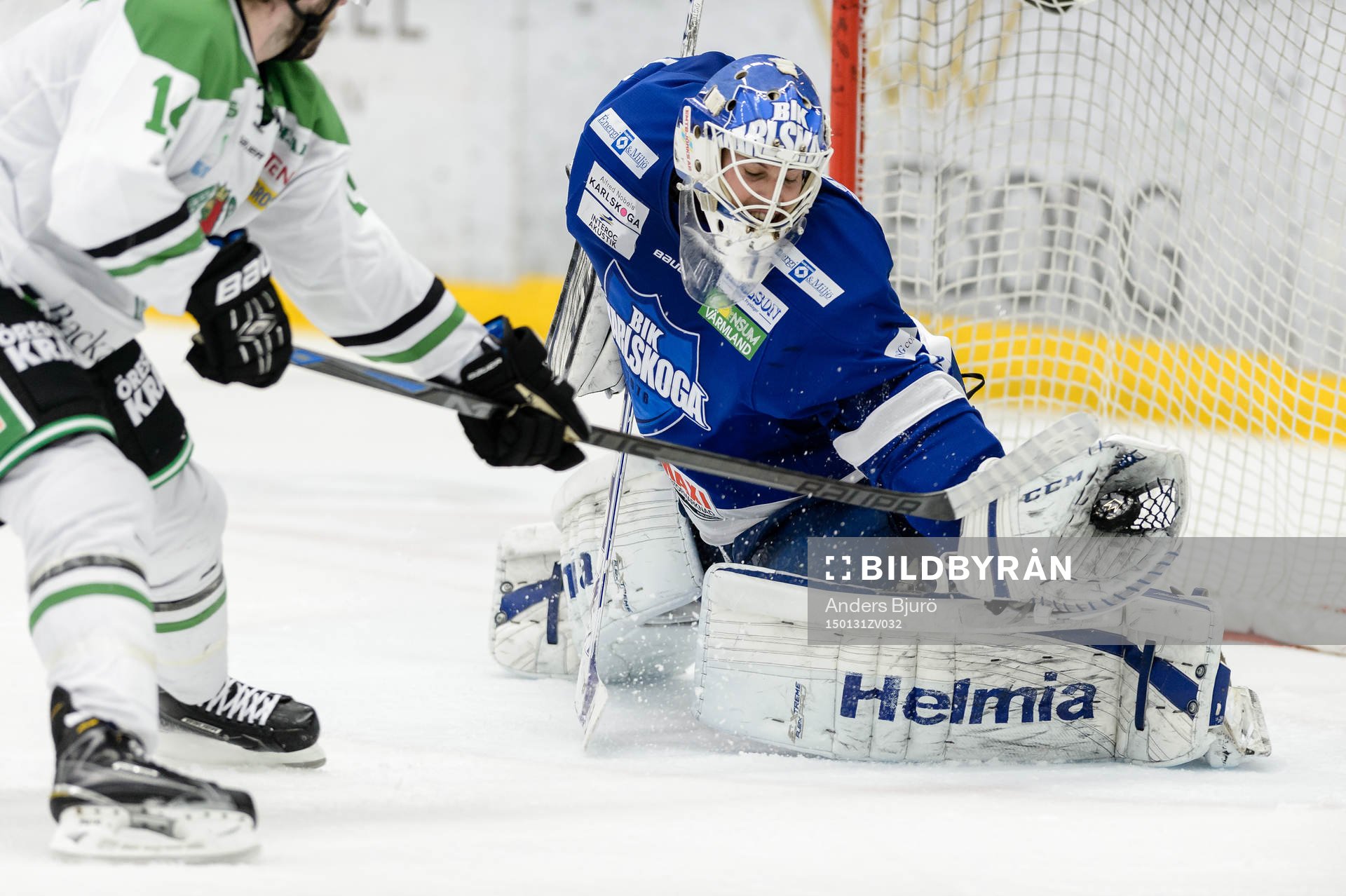Karlskogas målvakt Joel Gistedt med en räddning