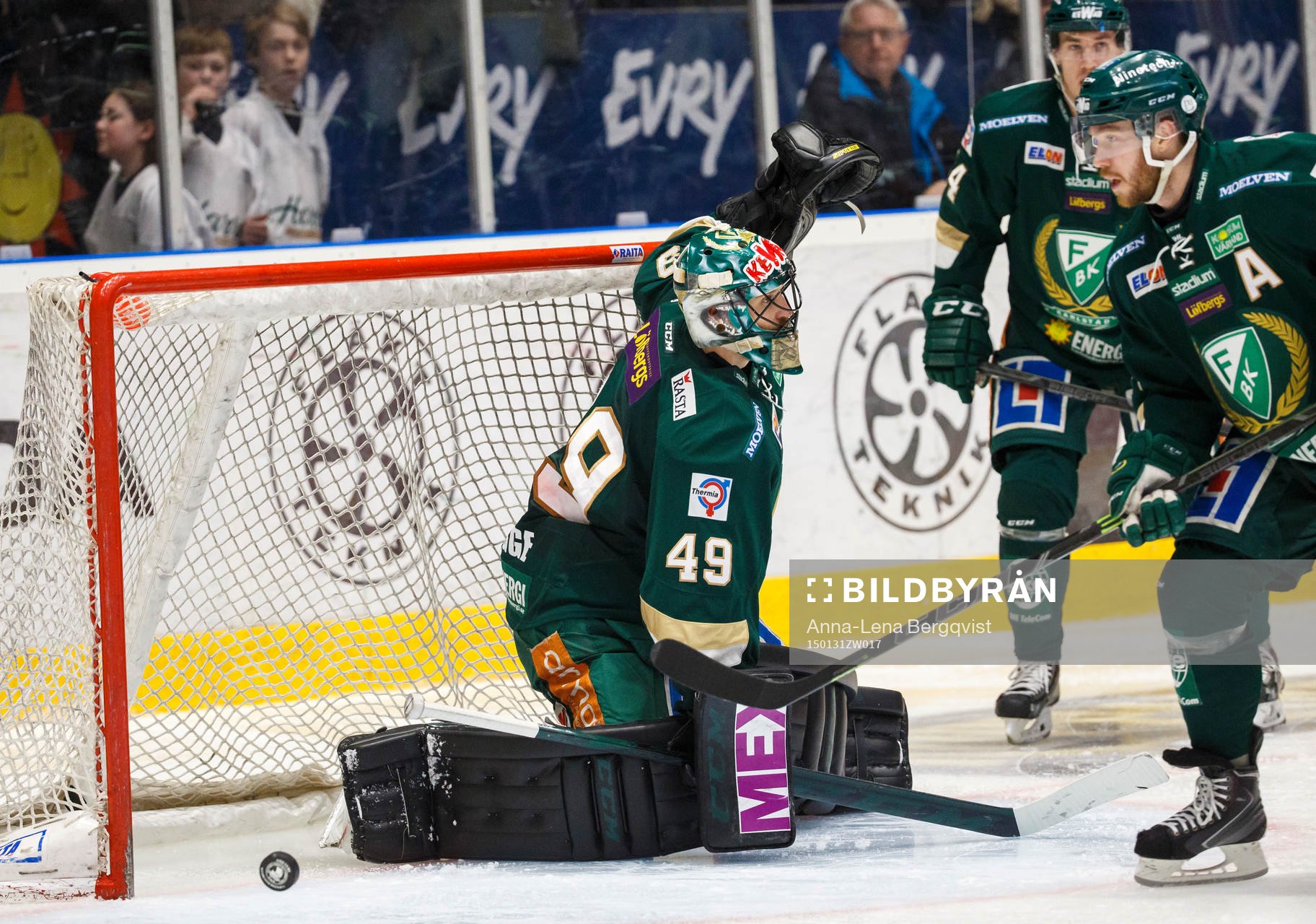 pucken trillar in bakom Färjestads målvakt Justin Pogge