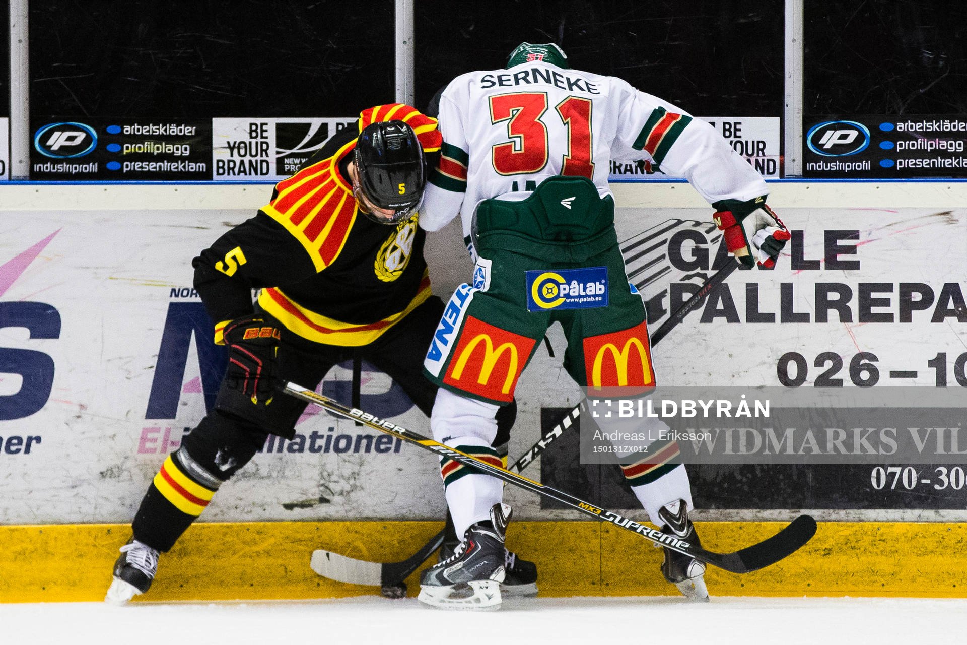 Brynäs Lukas Kilström och Frölundas Nicklas Lasu i kamp