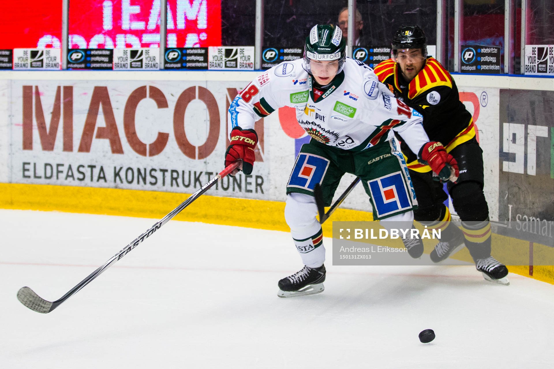 Frölundas Anton Blidh i kamp om pucken med Brynäs Lukas