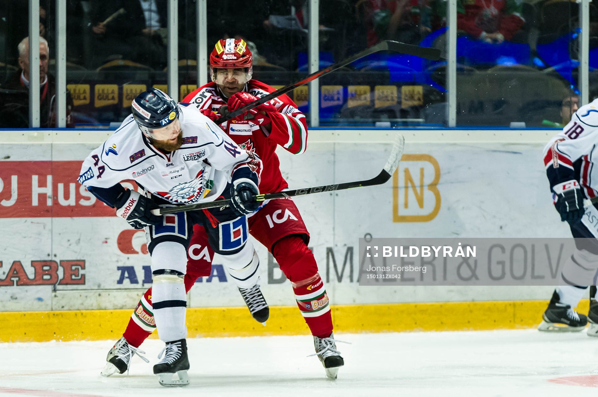 Modos Donald Brashear trycker till Linköpings Jonas Junland