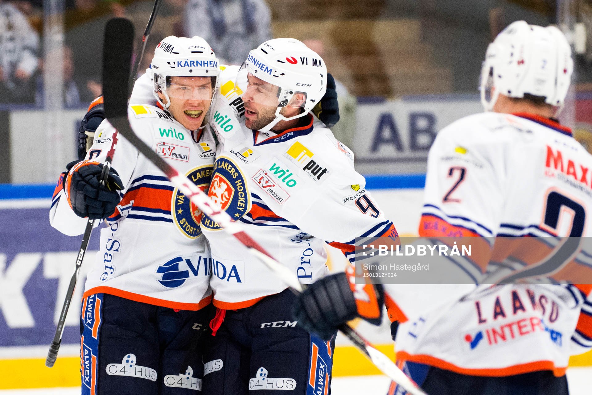 Växjös Ville Varakas och Josh Hennessy jublar
