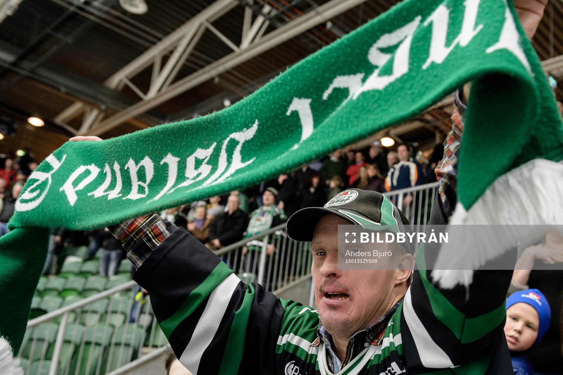 En glad Rögle supporter firar