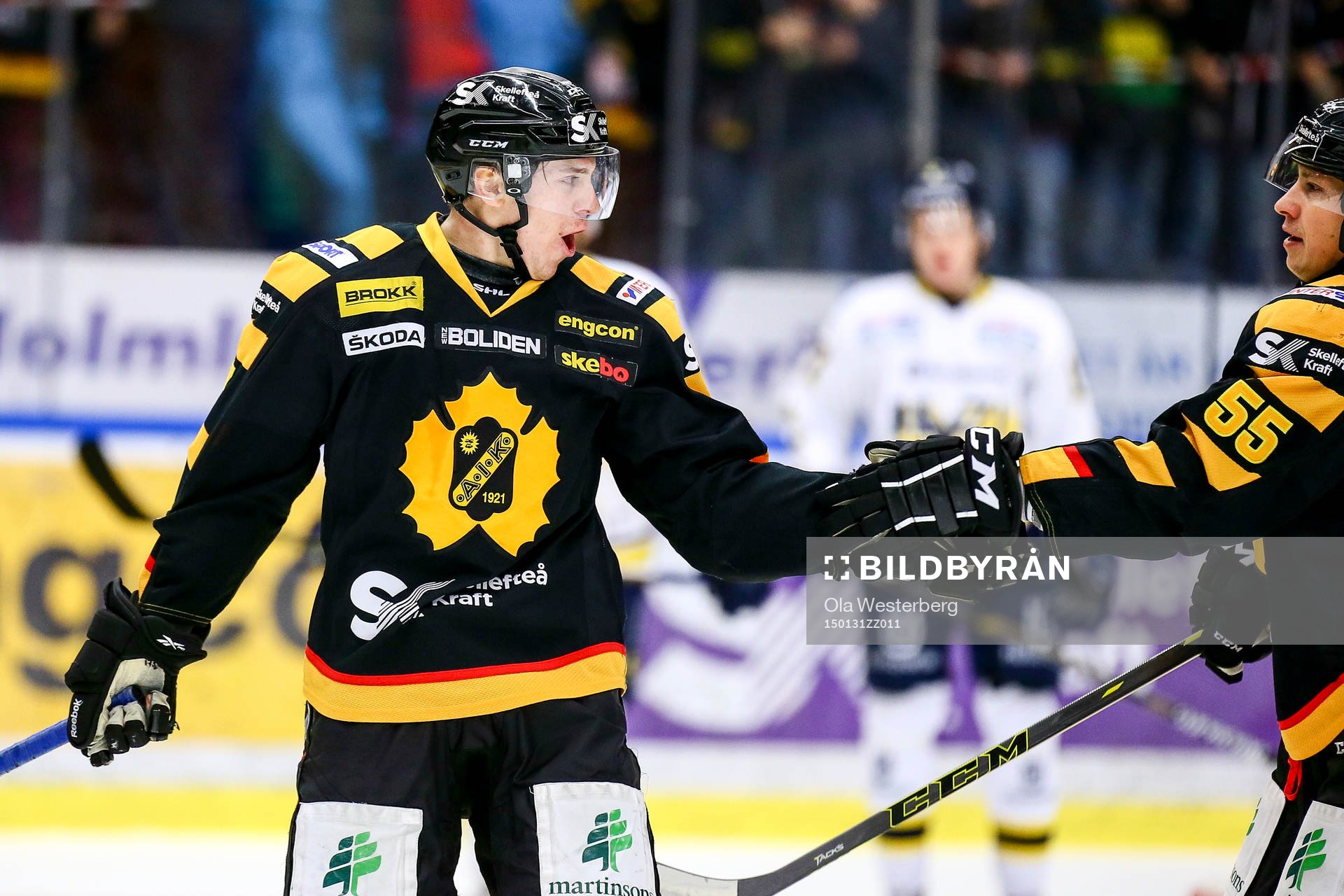 Skellefteås Pär Lindholm gör 2-2 mot Hv71s målvakt
