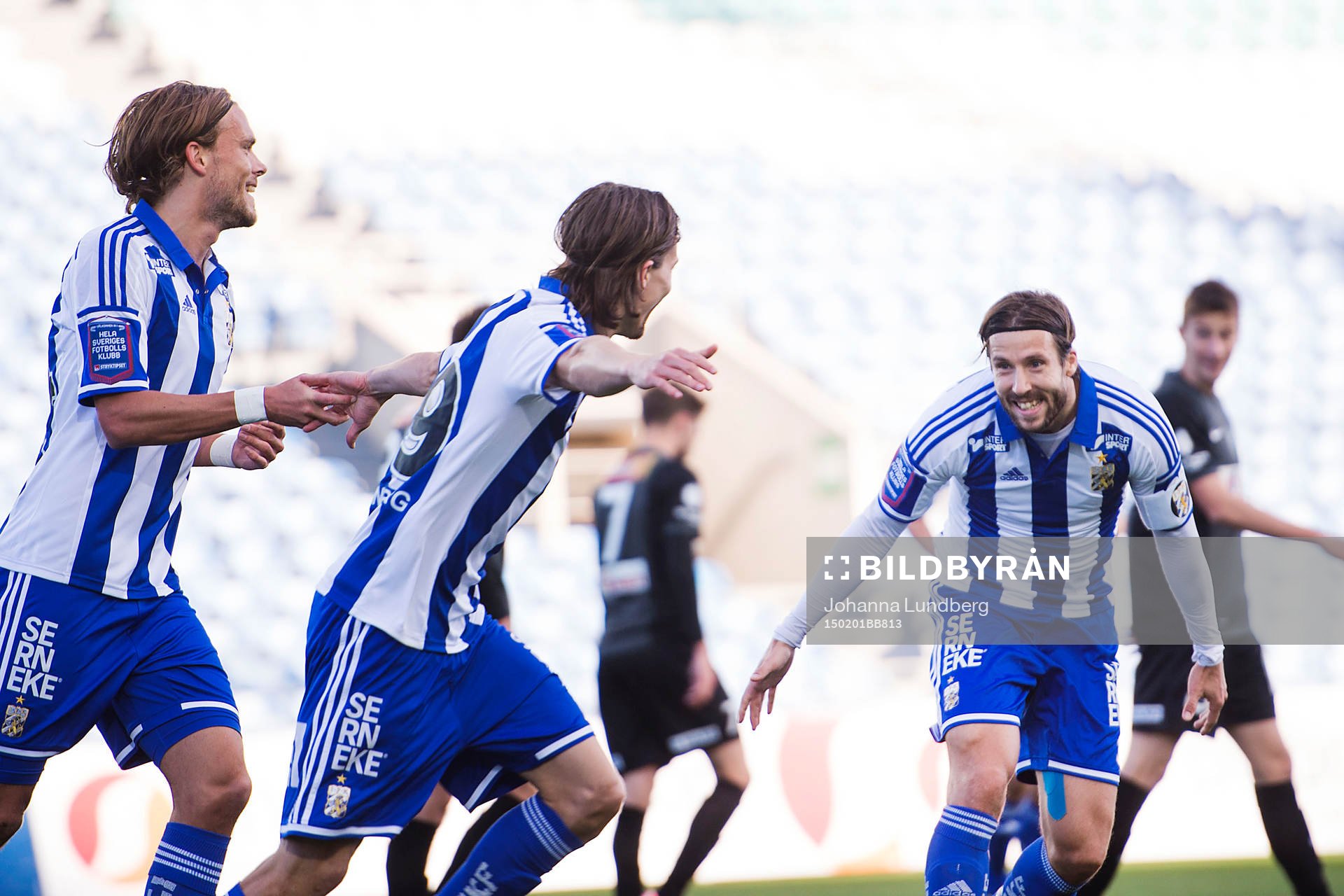 IFK Göteborgs Lasse Vibe (mitten) gör 1-0 och jublar mot