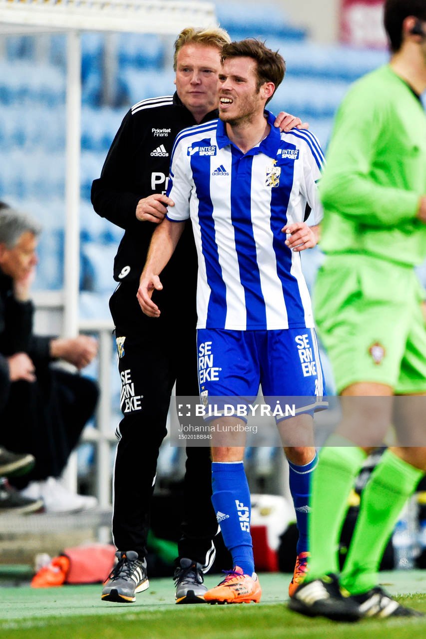 IFK Göteborgs Emil Salomonsson får hjälp av planen av