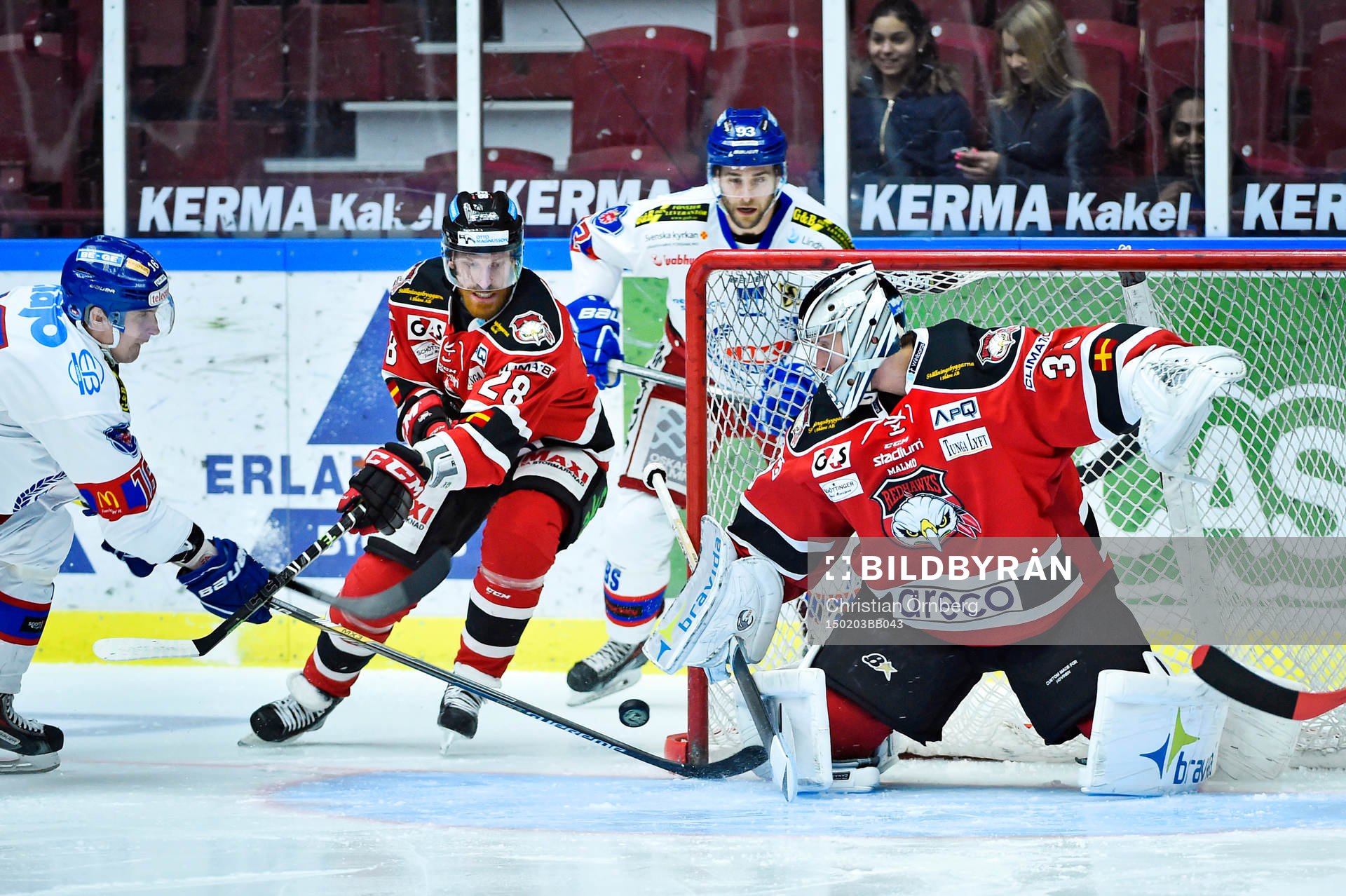 Oskarshamns Arsi Piispanen oroar framför Malmö Redhawks