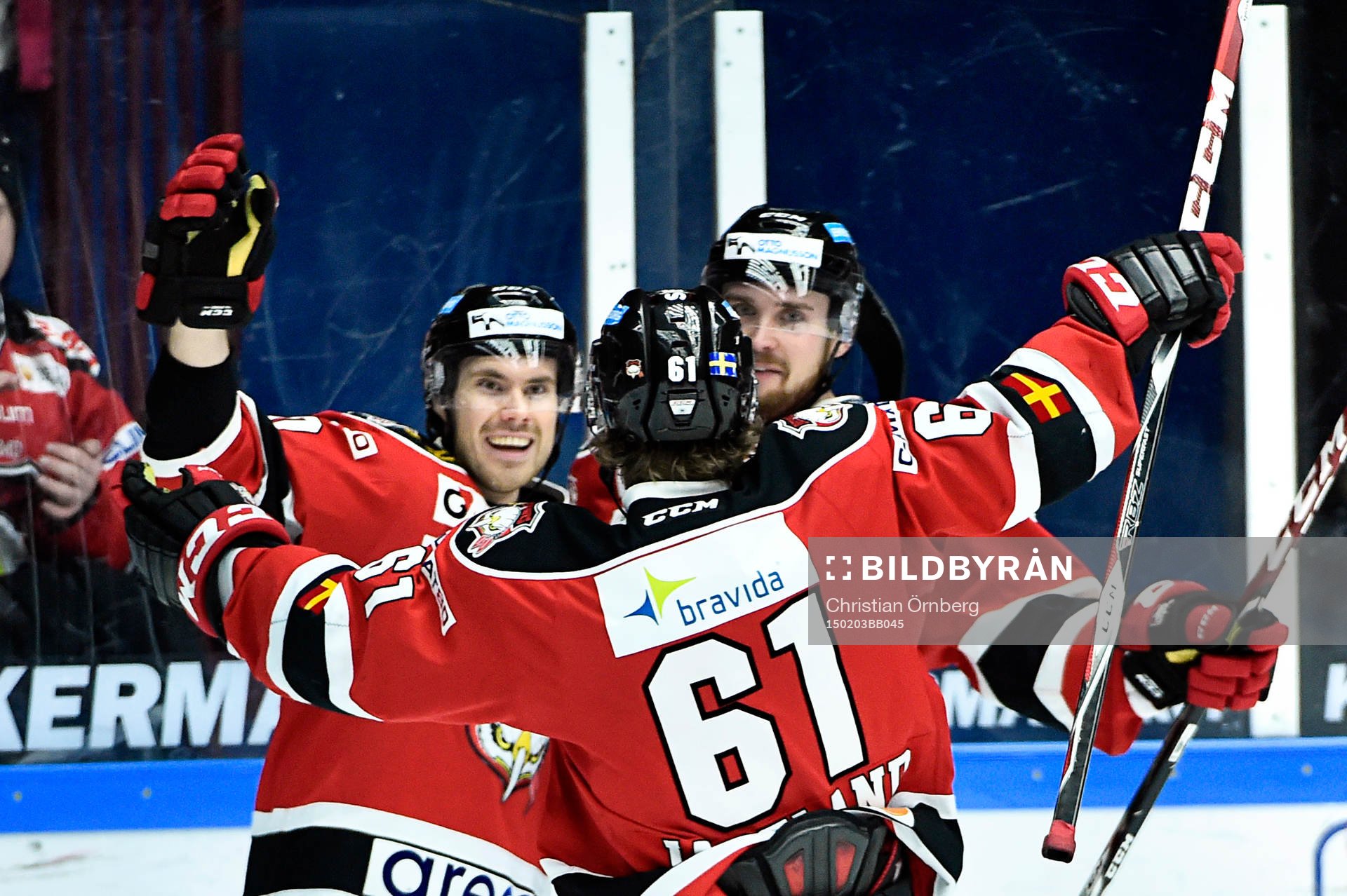 Malmö Redhawks Magnus Häggström kramas om