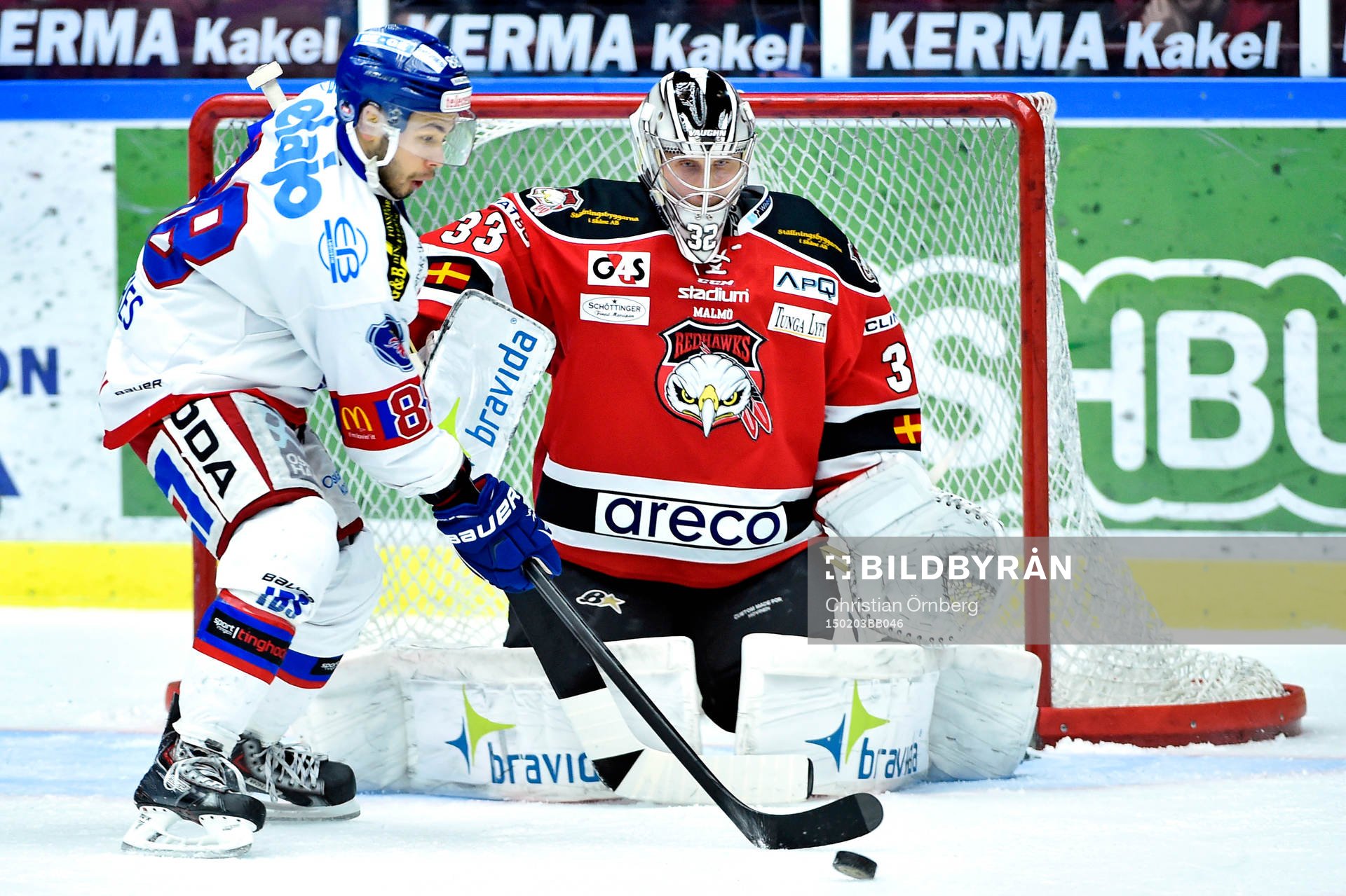 Oskarshamns Greg Squieres utmanar framför Malmö Redhawks