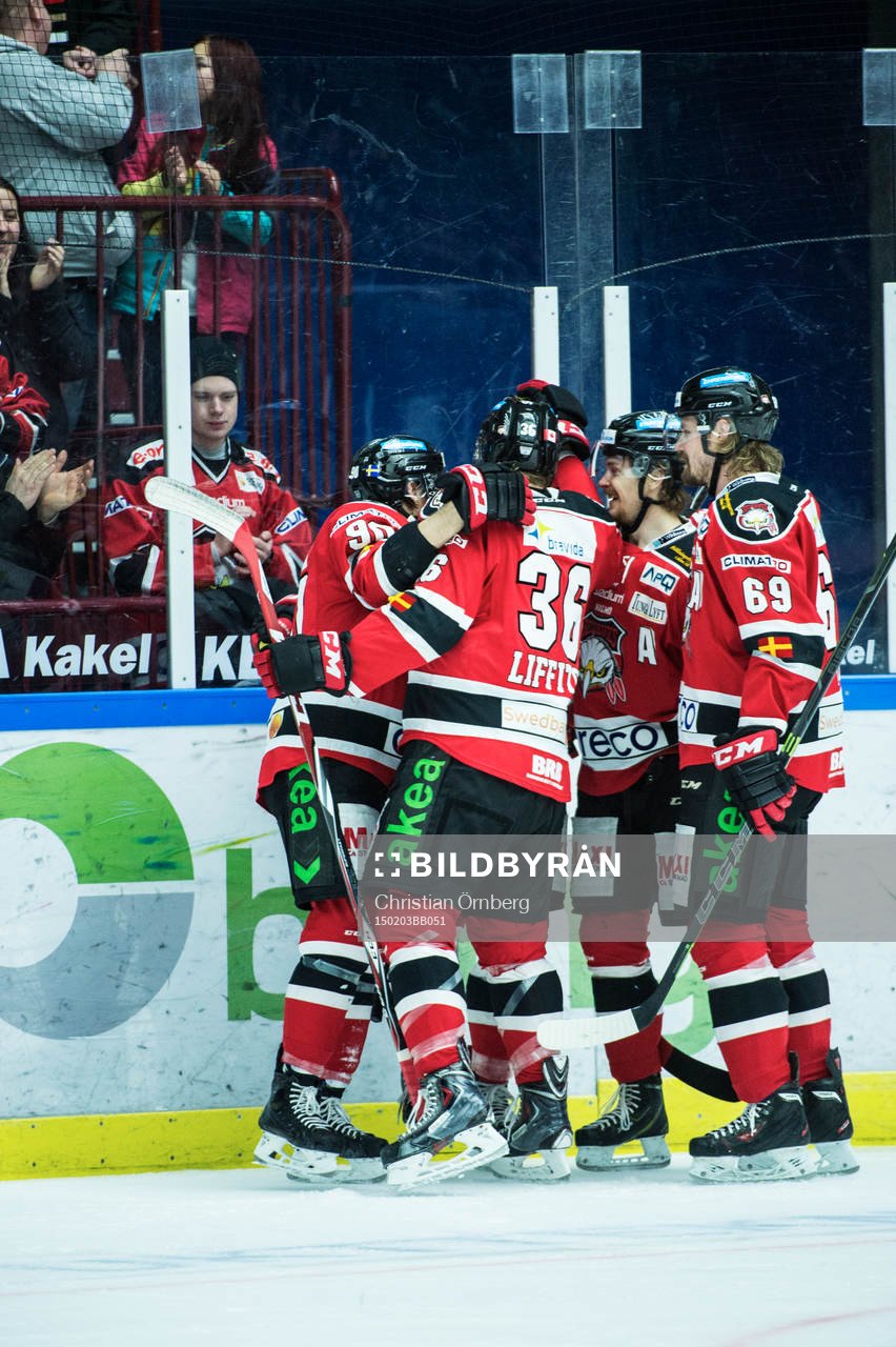 Malmö Redhawks Magnus Häggström jublar med Mattias