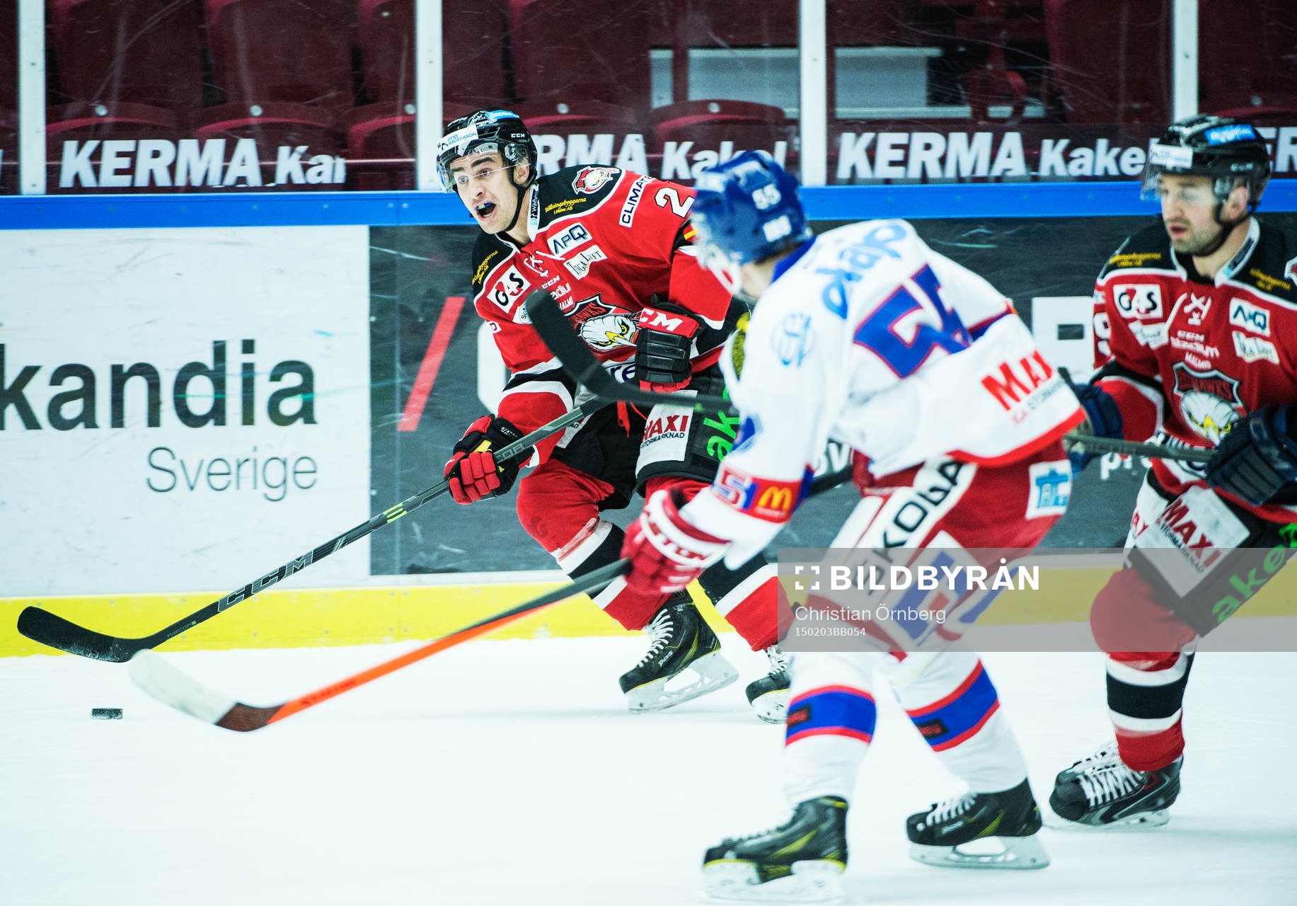 Malmö Redhawks Nils Andersson med pucken jagas av