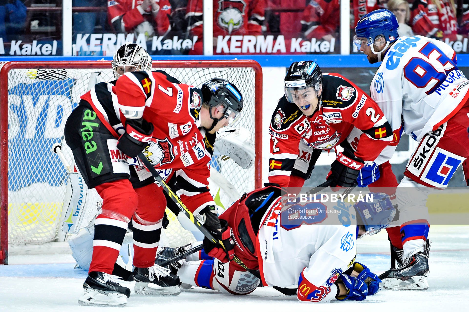 Malmö Redhawks Tobias Ericsson och Nils Andersson kämpar