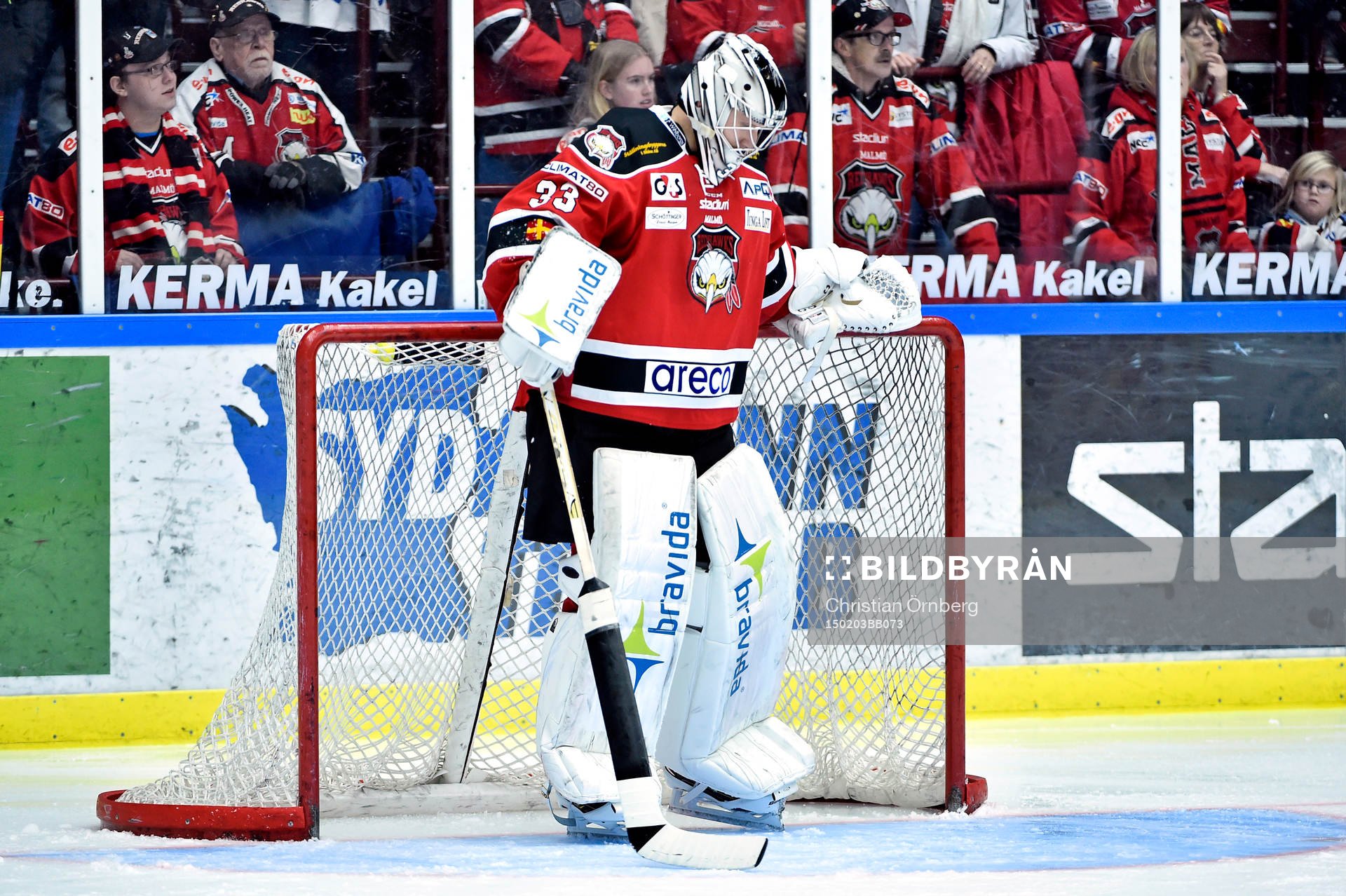 Malmö Redhawks målvakt Niko Hovinen jublar
