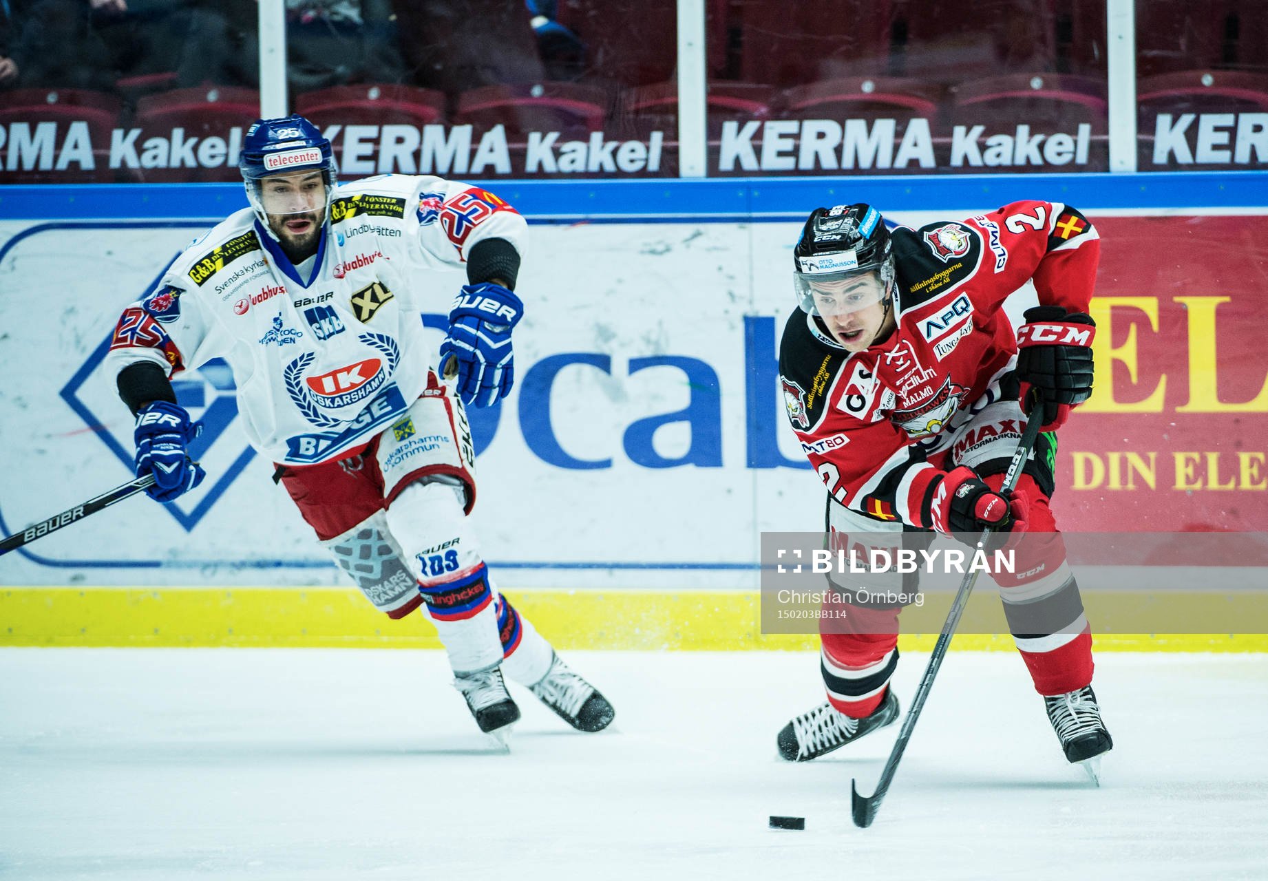 Malmö Redhawks Nils Andersson med pucken framför