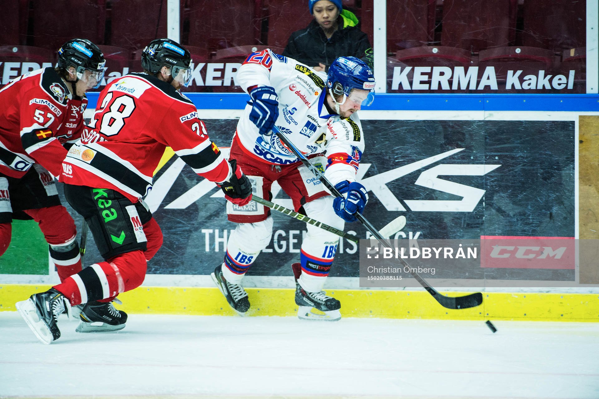Oskarshamns Mikael Lidhammar med pucken mot Malmö Redhawks