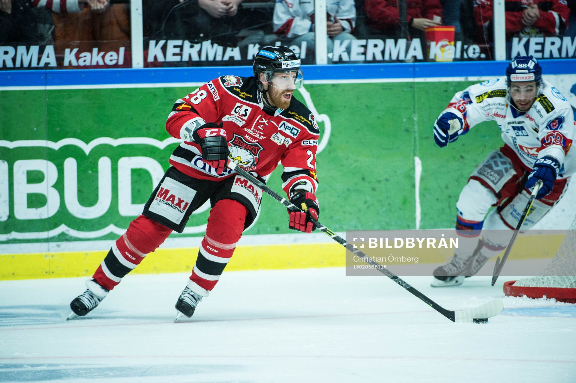 Malmö Redhawks Jens Olsson med pucken framför Oskarshamns