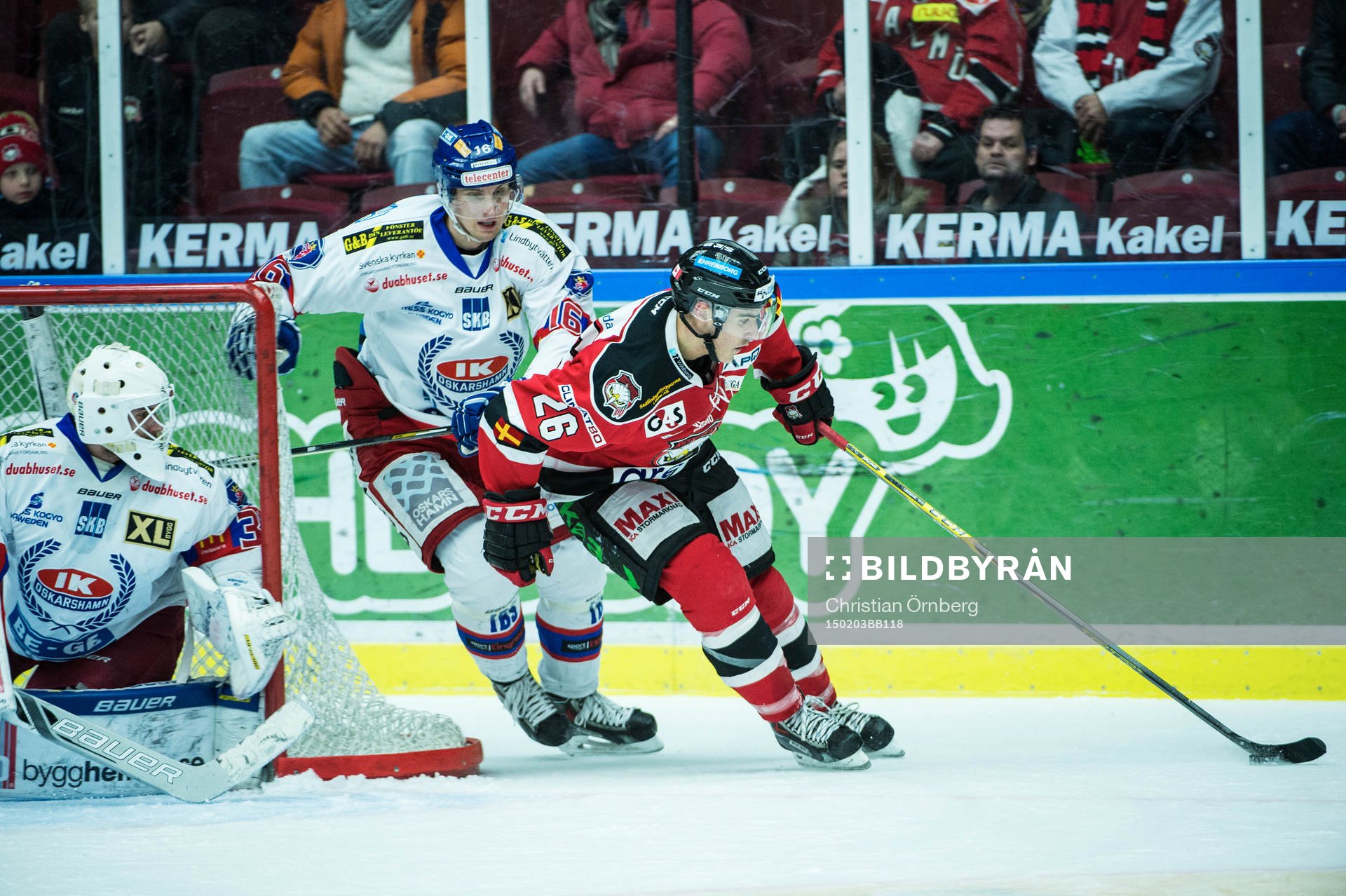 Malmö Redhawks Yanick Lehoux framför Oskarshamns målvakt