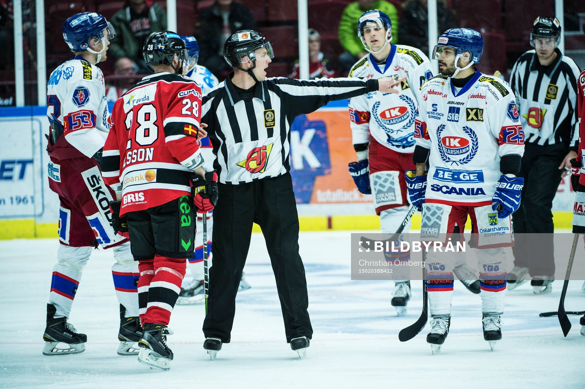 Domaren går emellan Malmö Redhawks Jens Olsson och
