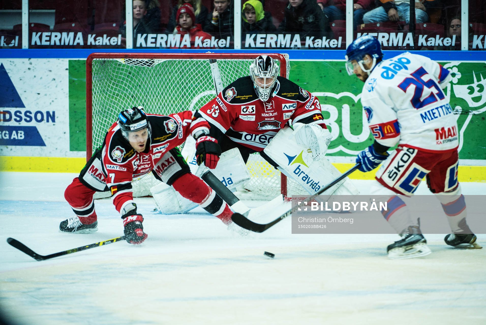 Oskarshamns Camilio Miettinen framför Malmö Redhawks