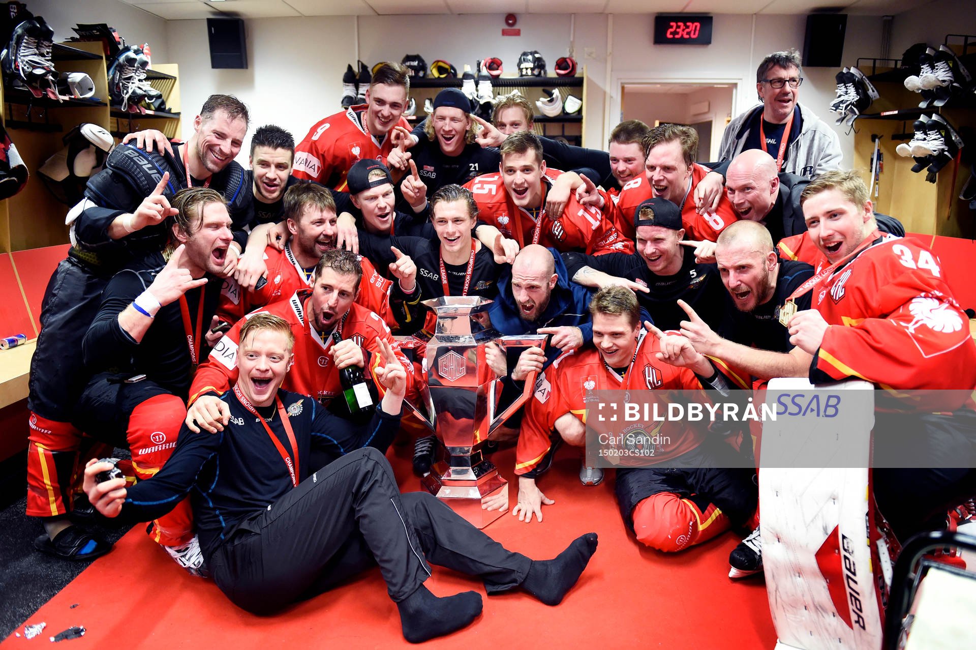 Luleås spelare firar med pokalen i omklädningsrummet