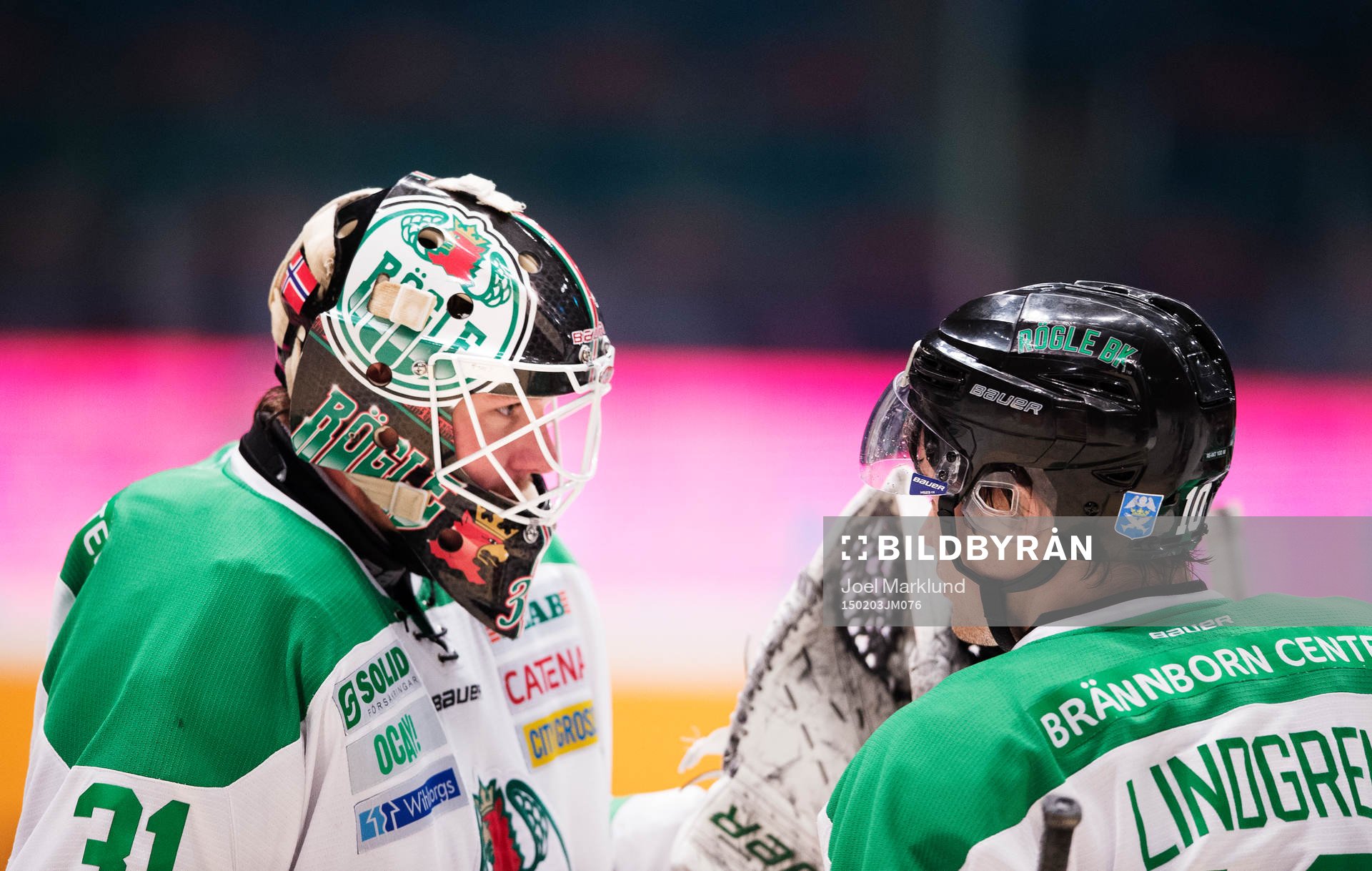 Rögles målvakt Lars Volden och Viktor Lindgren  jublar