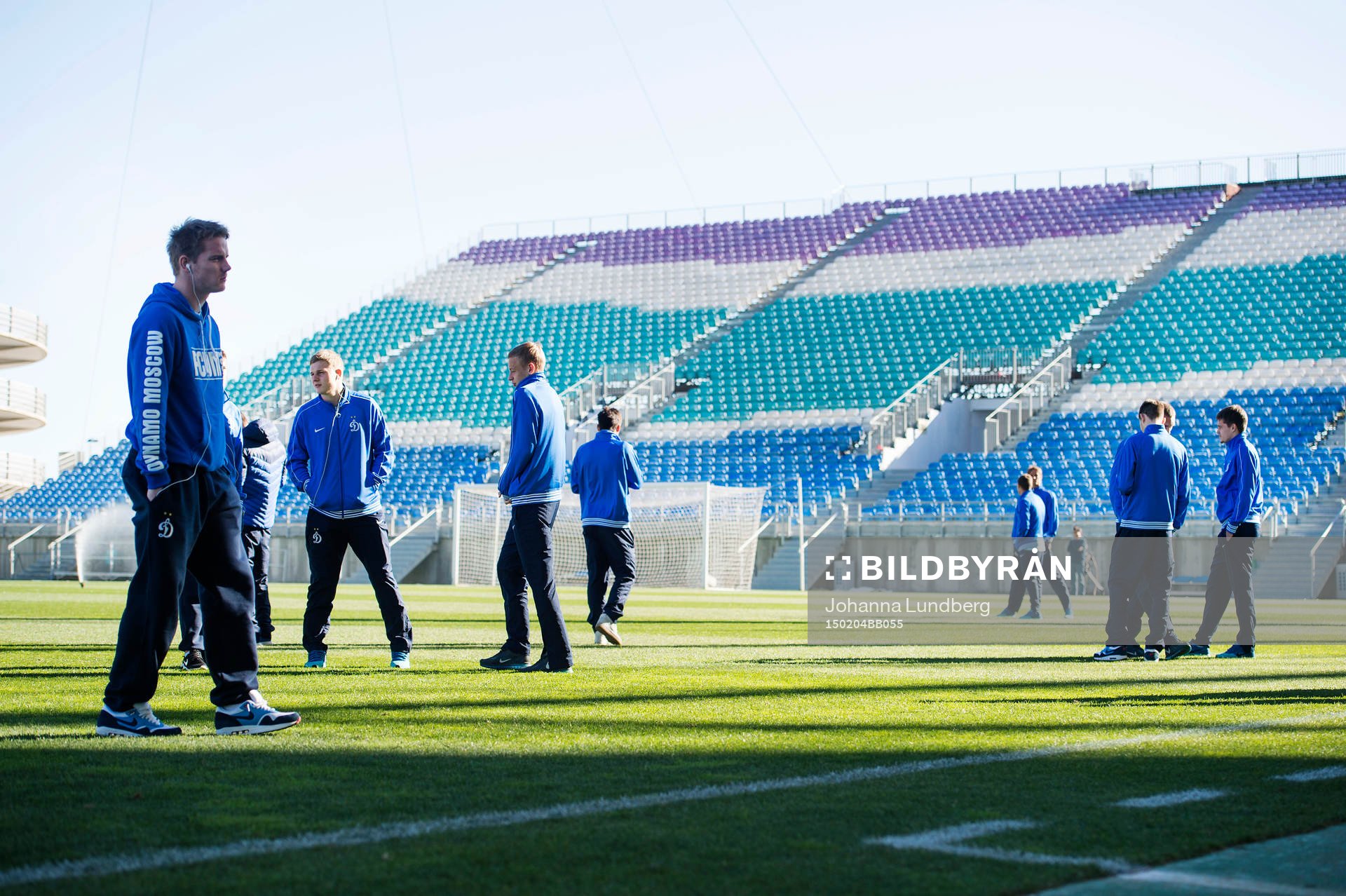 Dynamo Moskvas spelare känner på Estadio Algarves plan innan en träningsmatch i fotboll mellan Dynamo Moskva och IFK Göteborg den 4 februari 2015 i Faro.