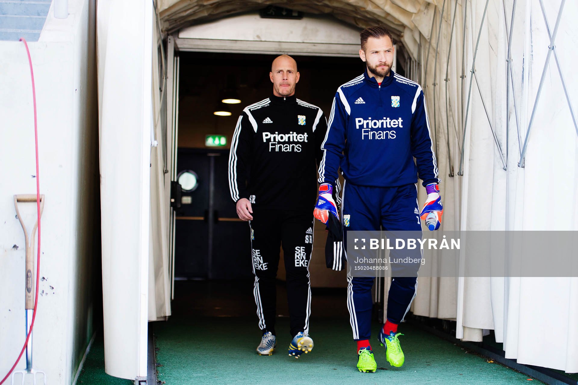 IFK Göteborgs målvakt John Alvbåge och målvaktstränare Stefan Remnér på väg in på planen inför en träningsmatch i fotboll mellan Dynamo Moskva och IFK Göteborg den 4 februari 2015 i Faro.