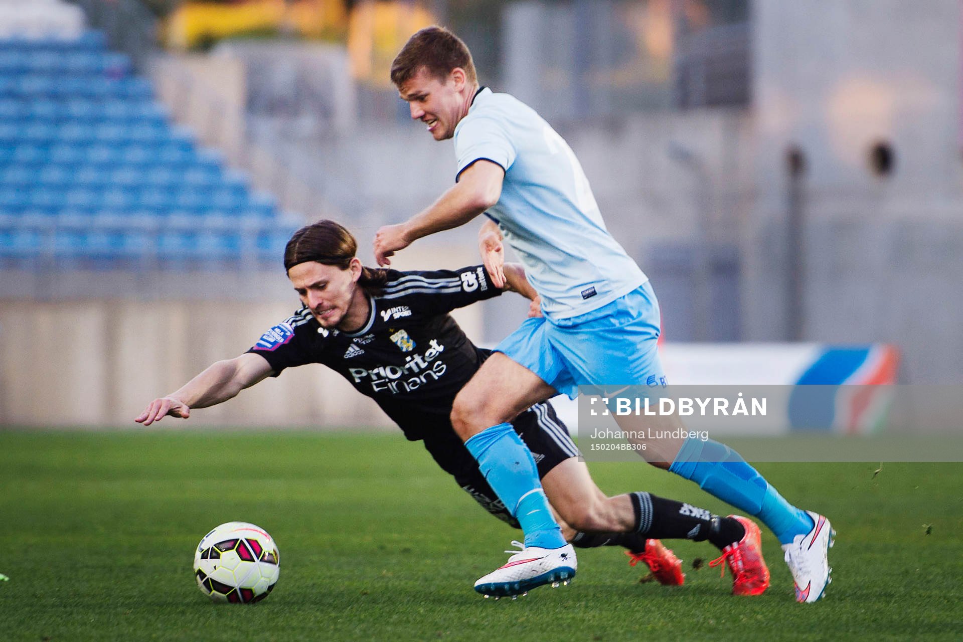 IFK Göteborgs Lasse Vibe faller i en duell mot Dynamo