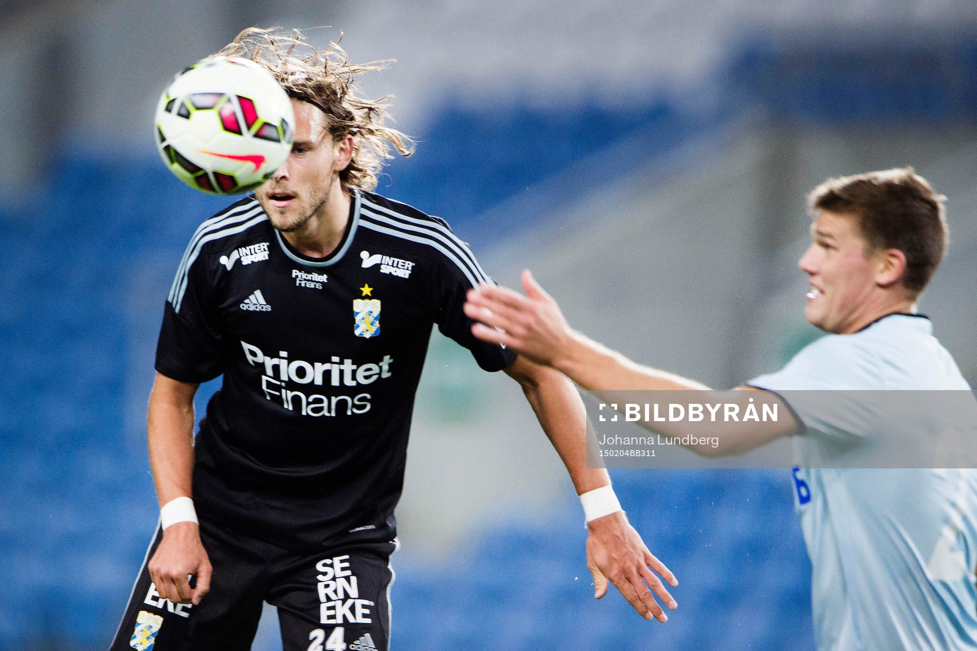 IFK Göteborgs Tom Pettersson vinner en nickduell framför