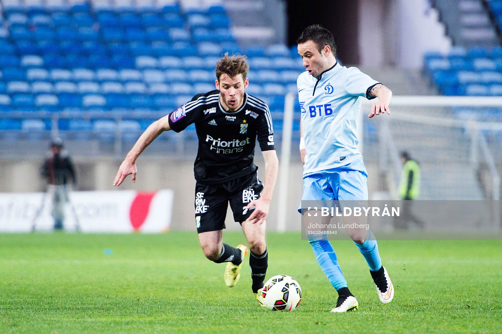 IFK Göteborgs Emil Salomonsson och Dynamo Moskvas Mathieu Valbuena under en träningsmatch i fotboll mellan Dynamo Moskva och IFK Göteborg den 4 februari 2015 i Faro.