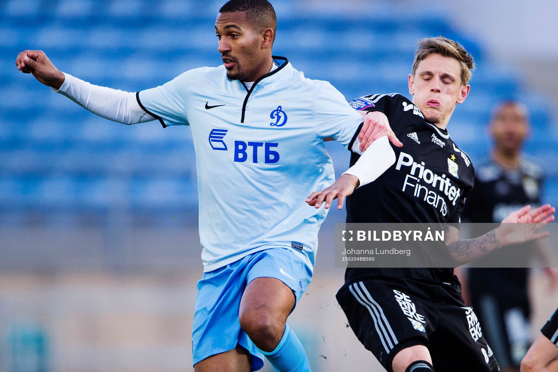 IFK Göteborgs Sören Rieks rycker i Dynamo Moskvas William