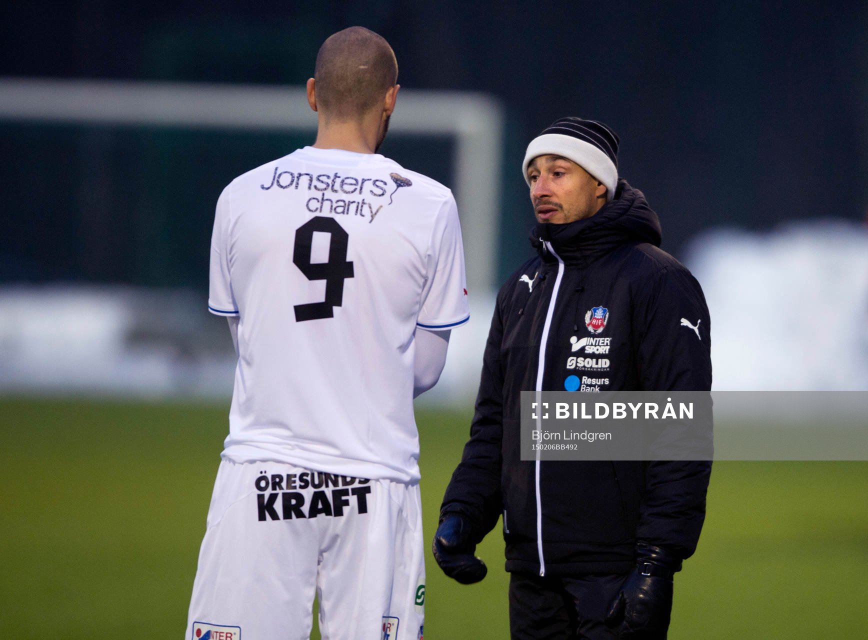 Helsingborgs tränare Henrik Larsson samtalar med Robin Simovic under träningsmatchen  mellan Helsingborgs IF och Kalmar FF 6 februari 2015 i Helsingborg.