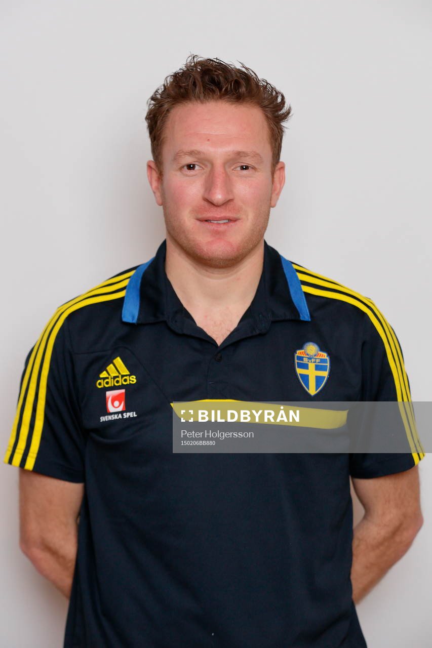 domare Mehmet Culum under porträttfotografering 06 februari 2015 i Linköping.