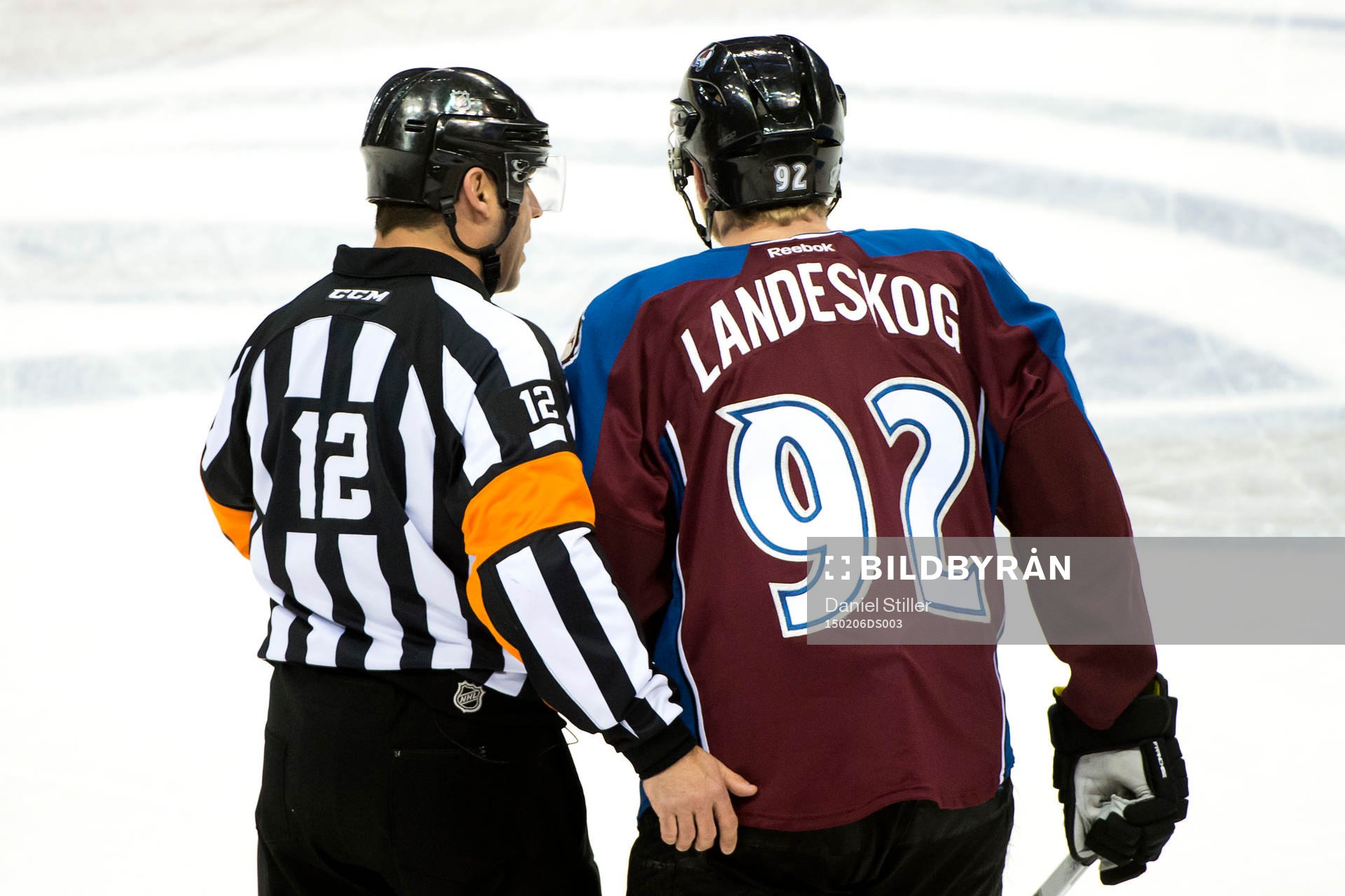 Colorados Gabriel Landeskog pratar med domaren