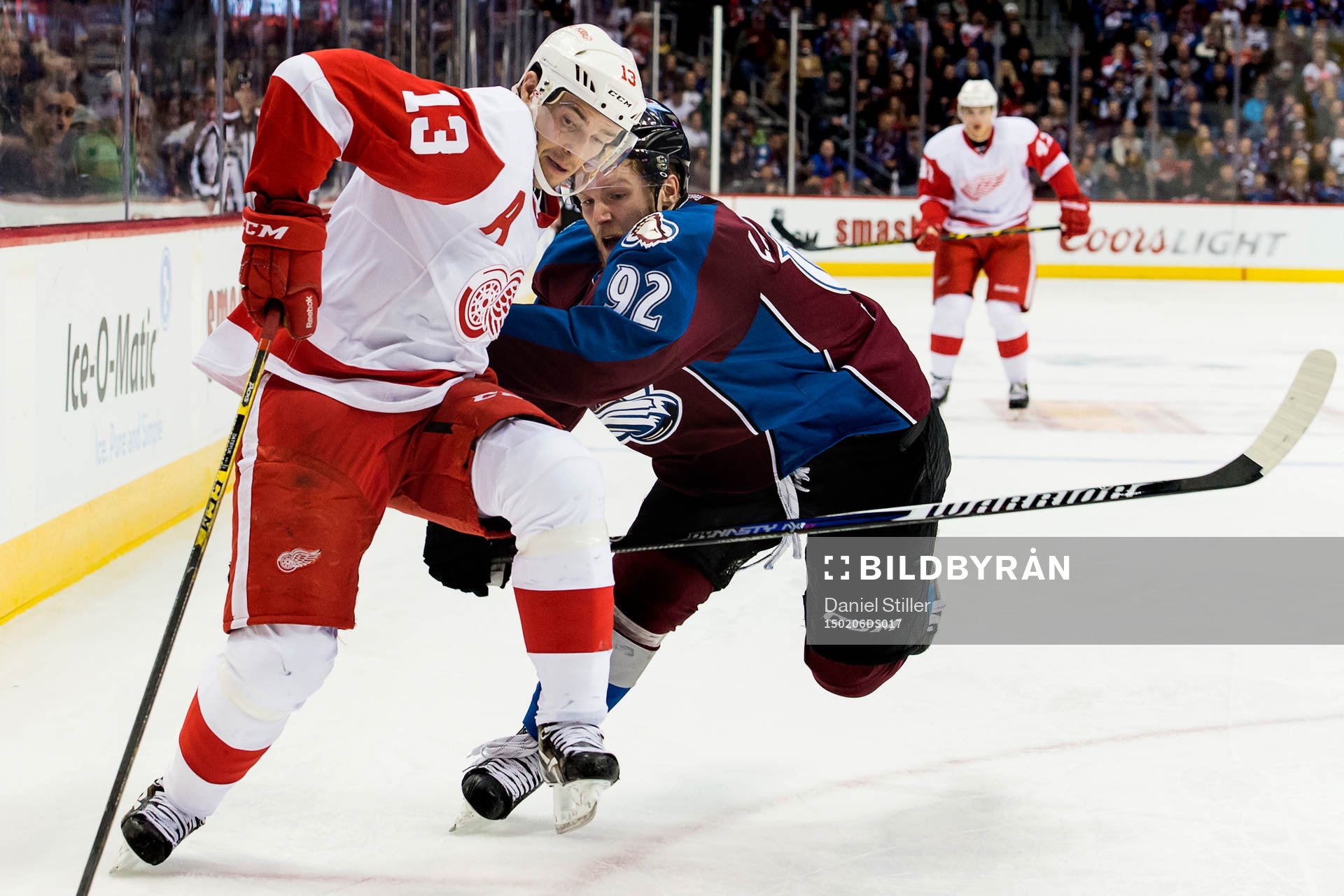 Detroits Pavel Datsyuk får sig en tryckare av Colorados