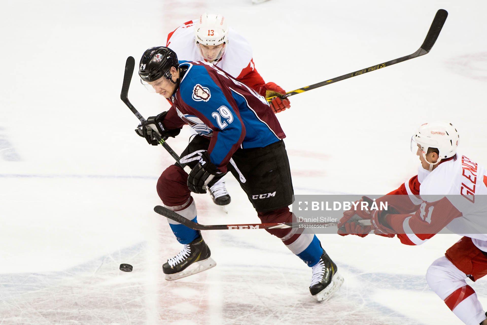 Colorados Nathan MacKinnon tar sig förbi Detroits Patvel