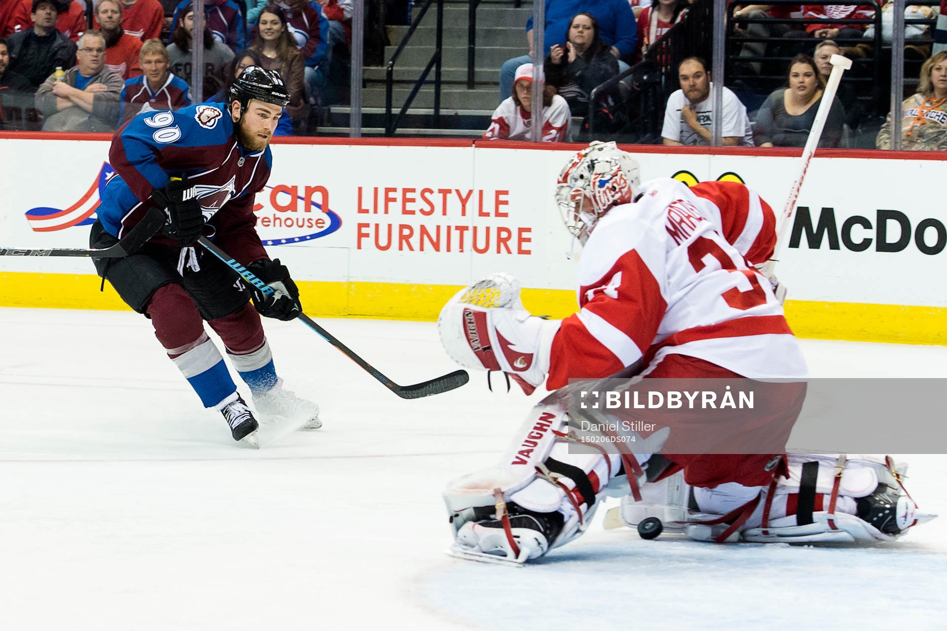 Colorados Ryan O'Reilly skjuter ett skott som Detroits