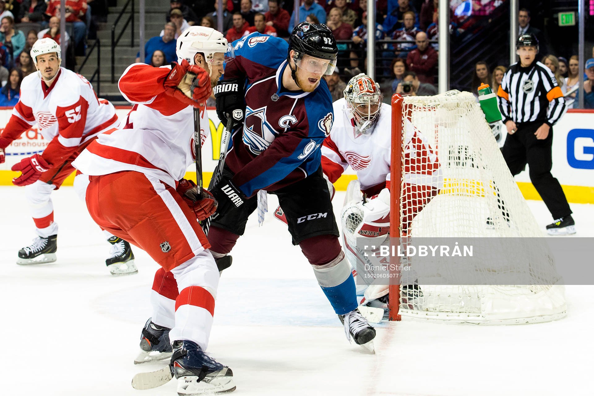 Detroits Niklas Kronwall försöker hålla undan Colorados