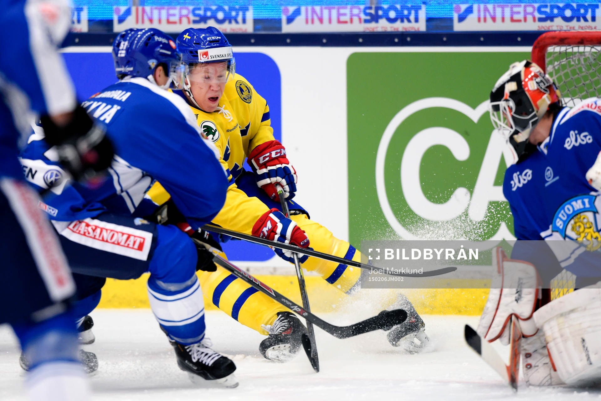 Sveriges Andreas Engqvist och Finlands målvakt Juuse Saros