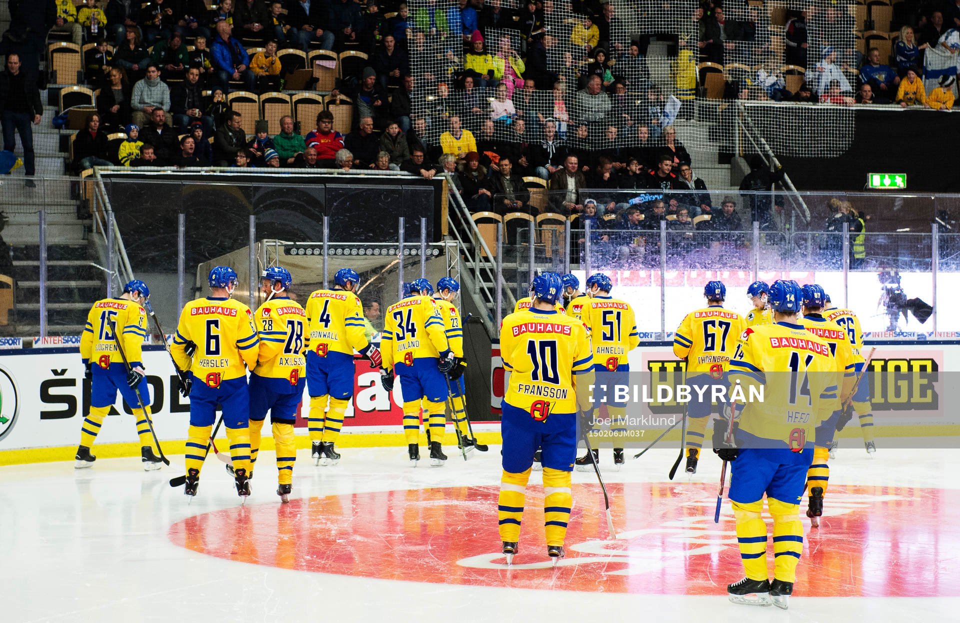 Sveriges lag lämnar isen vid det första spelavbrottet på