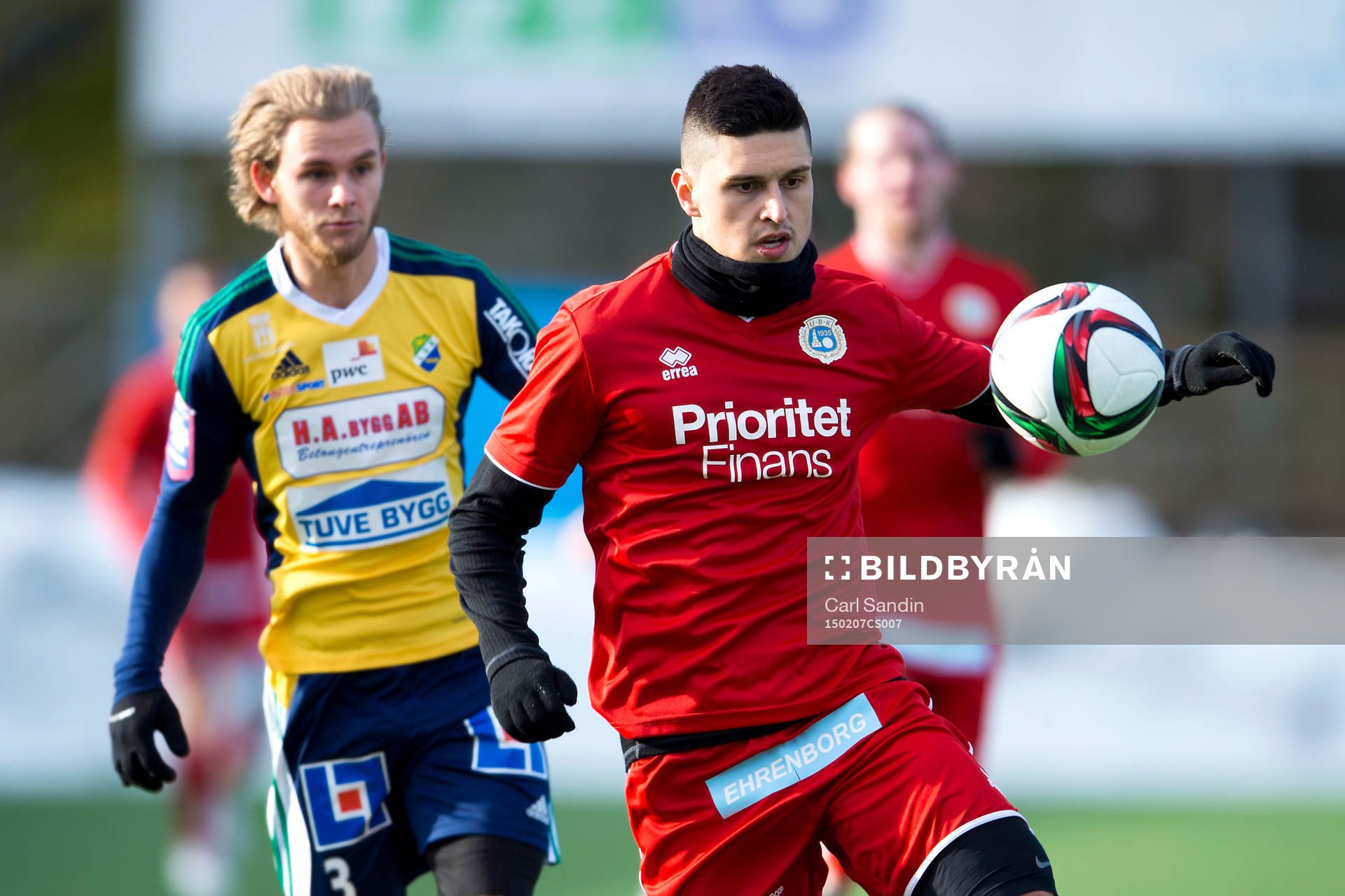 Ljungskiles Niclas Andersén jagar Utsiktens Luka Mijaljevic under en träningsmatch i fotboll mellan Utsikten och Ljungskile den 7 februari 2015 i Göteborg.