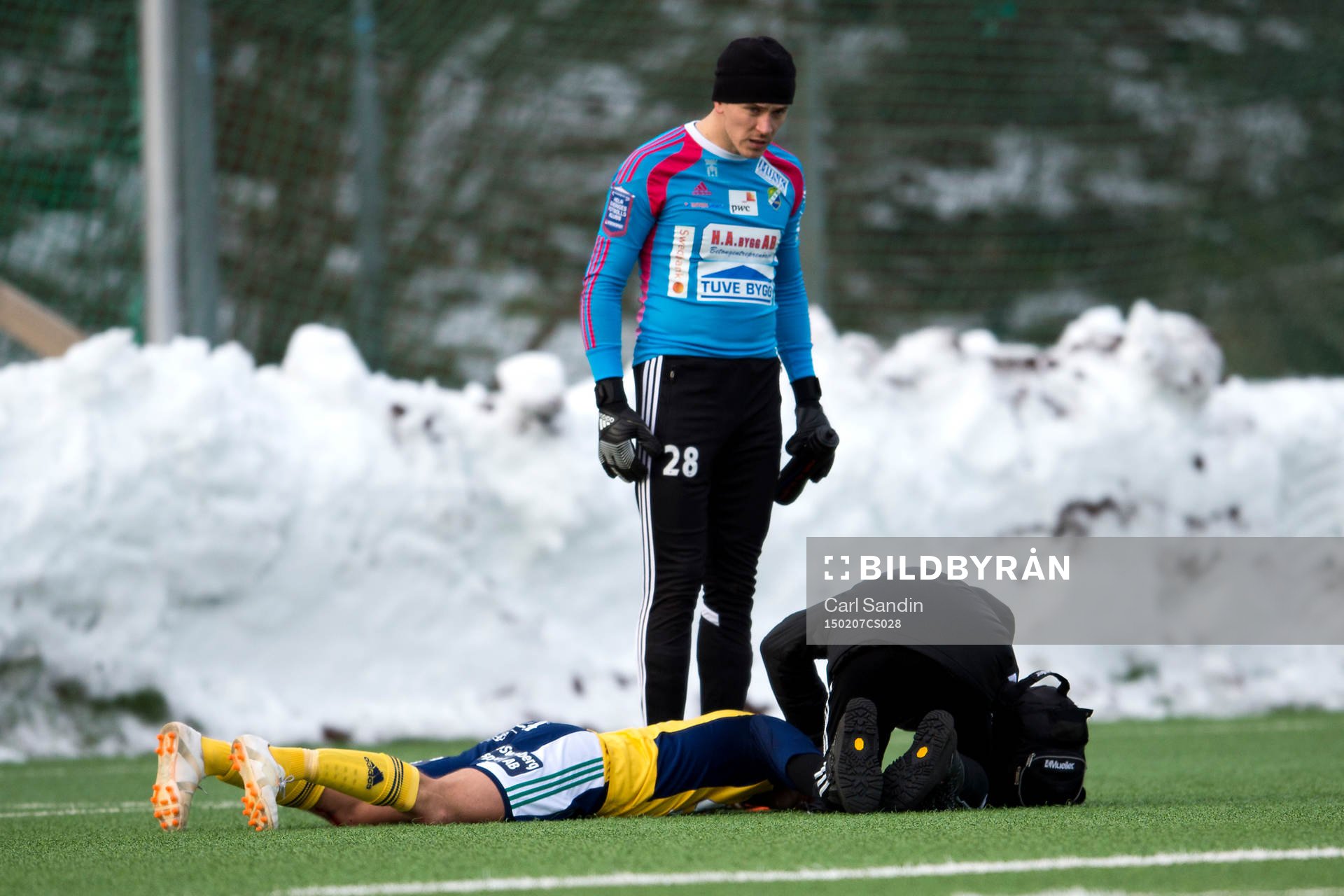 Ljungskiles Gabriel Altemark-Vanneryr ligger skadad på marken under en träningsmatch i fotboll mellan Utsikten och Ljungskile den 7 februari 2015 i Göteborg.