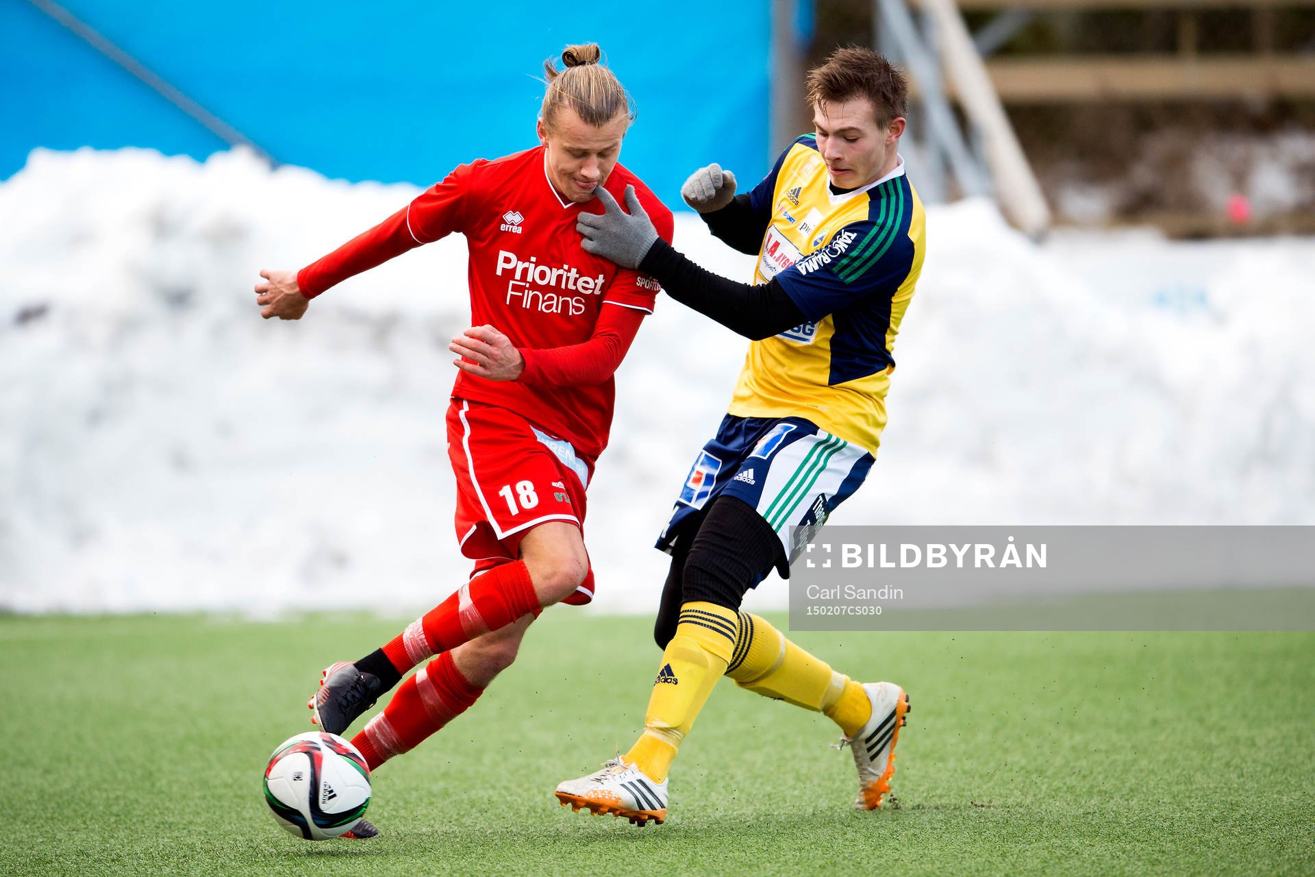Utsiktens Jesper Westermark i närkamp med Ljungskiles Linus Dahl under en träningsmatch i fotboll mellan Utsikten och Ljungskile den 7 februari 2015 i Göteborg.