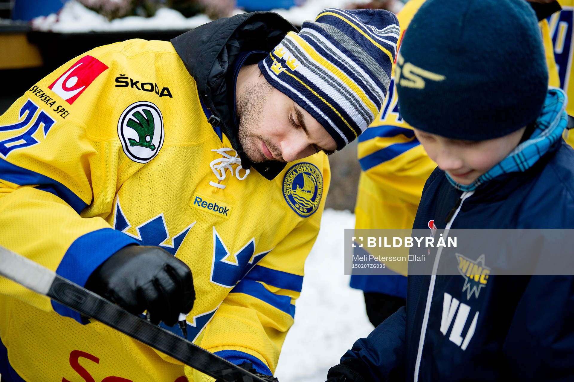 Martin Johansson skriver autografer