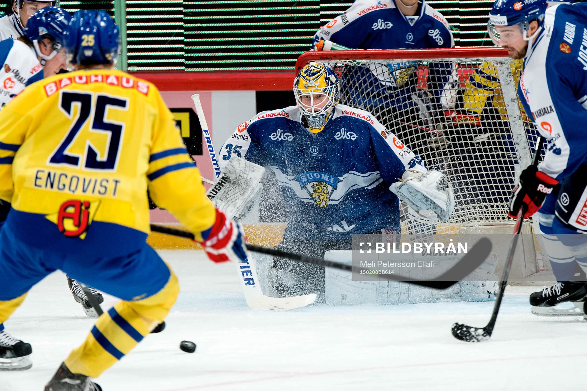 Sveriges Andreas Engqvist oroar framför Finlands målvakt