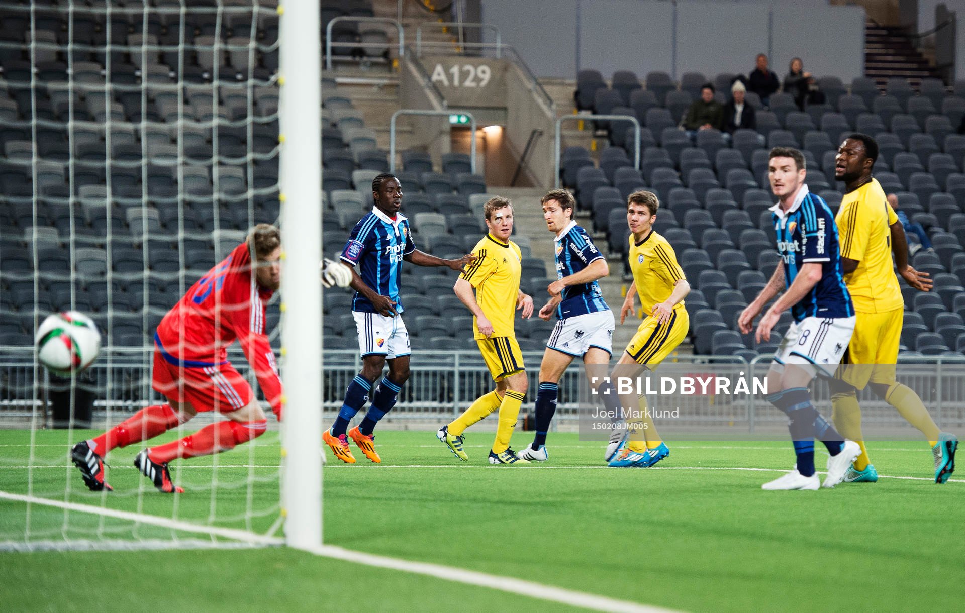 Djurgårdens Jesper Arvidsson nickar in 1-0 bakom