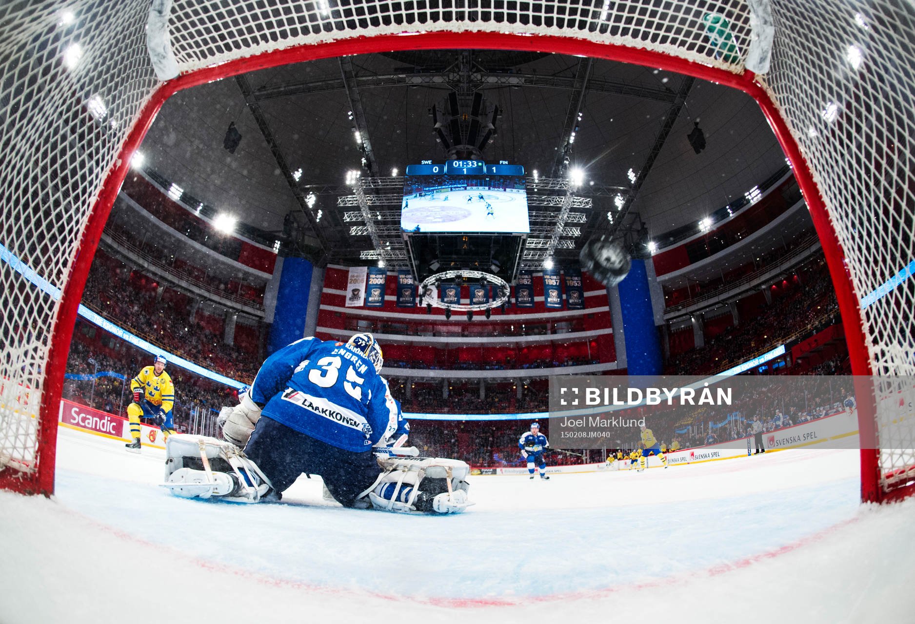 Sveriges Staffan Kronwall skjuter in 1-1 bakom Finlands