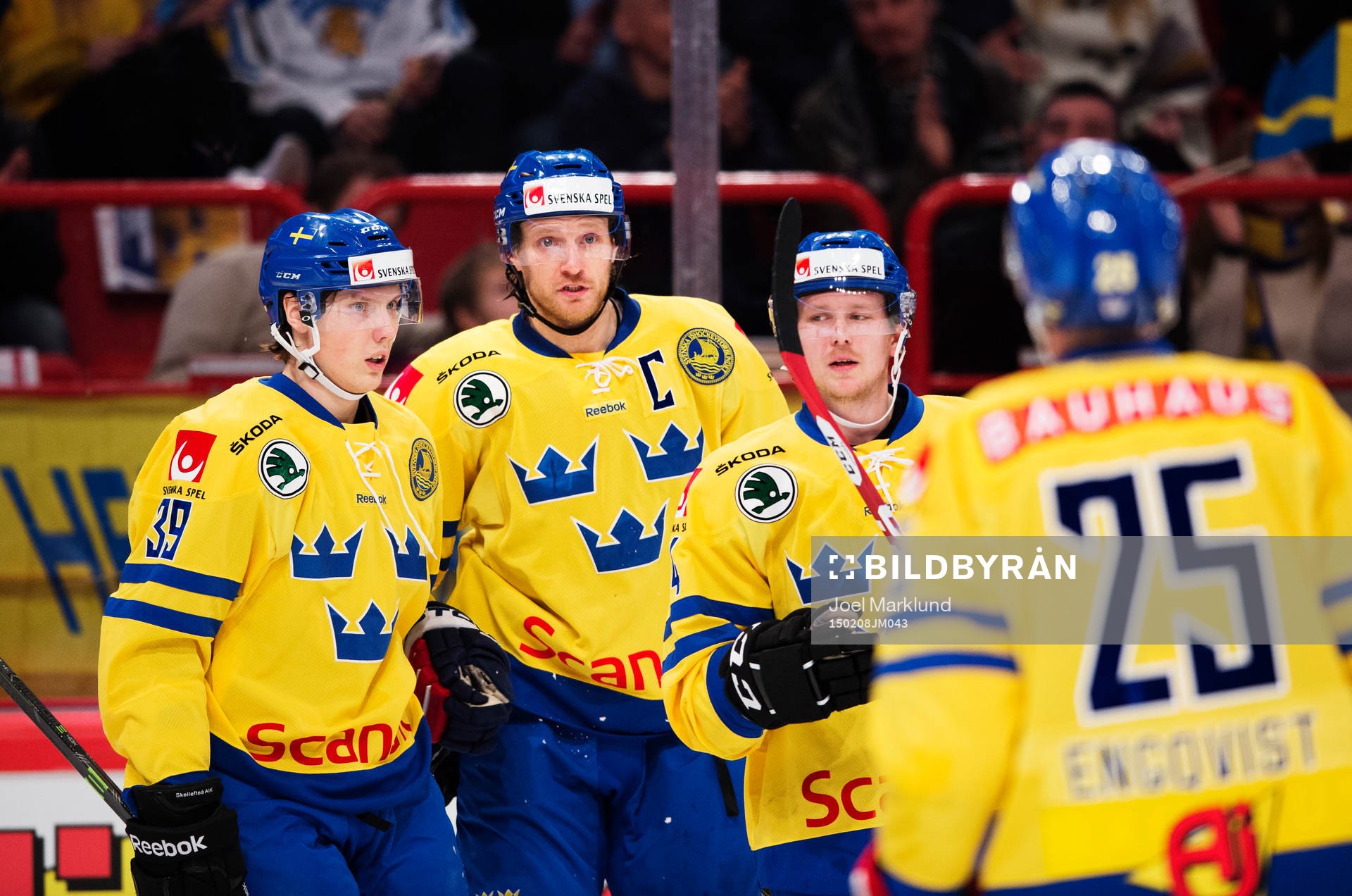 Sveriges Staffan Kronwall (andra från vänster) gratuleras