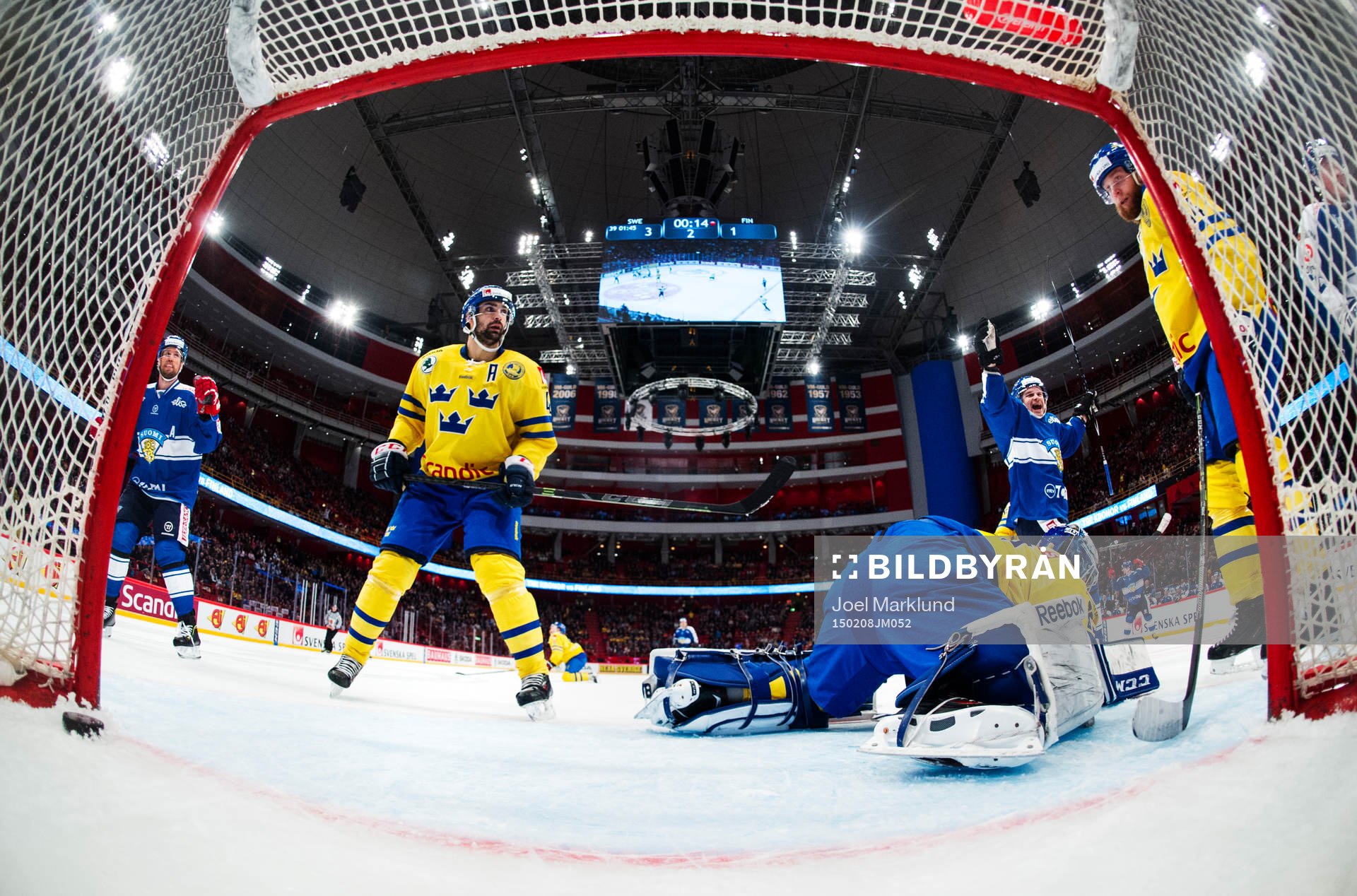 Finlands Janne Pesonen (t h) jublar